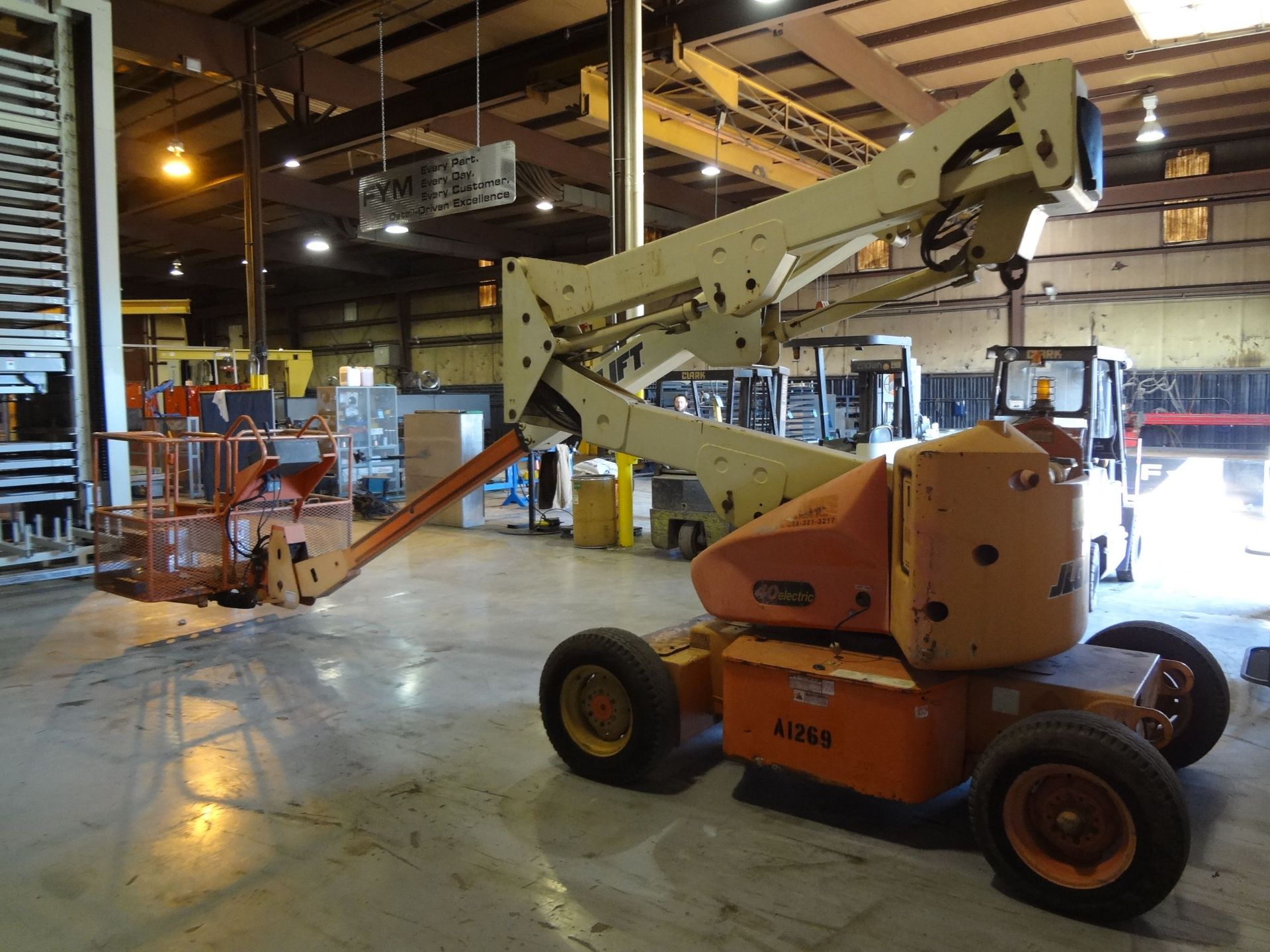 40' JLG MODEL 40 ELECTRIC BOOM LIFT; S/N 0529010300031269, 40' MAX PLATFORM HEIGHT, 20.5 MAX - Image 3 of 8