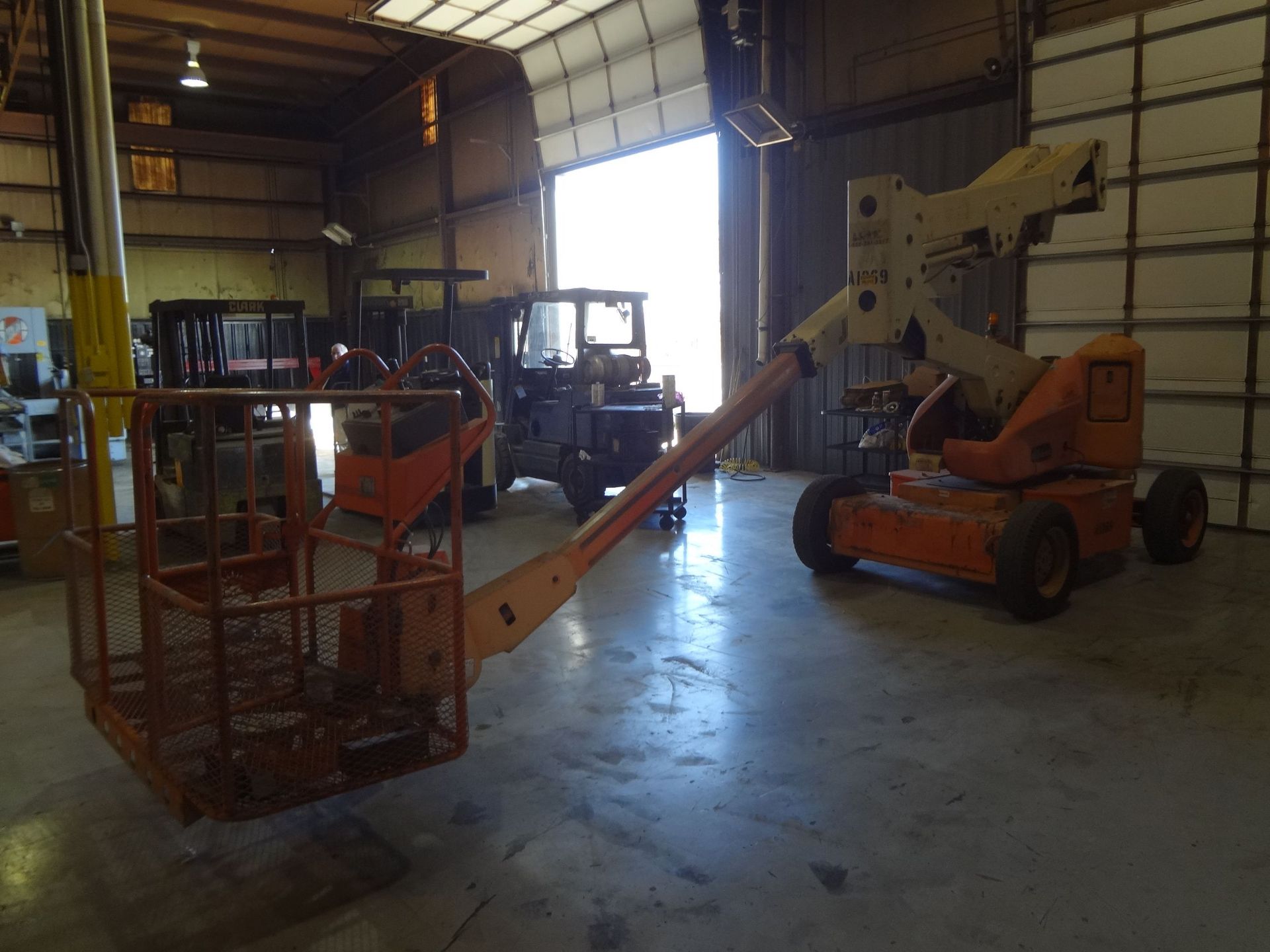 40' JLG MODEL 40 ELECTRIC BOOM LIFT; S/N 0529010300031269, 40' MAX PLATFORM HEIGHT, 20.5 MAX - Image 2 of 8