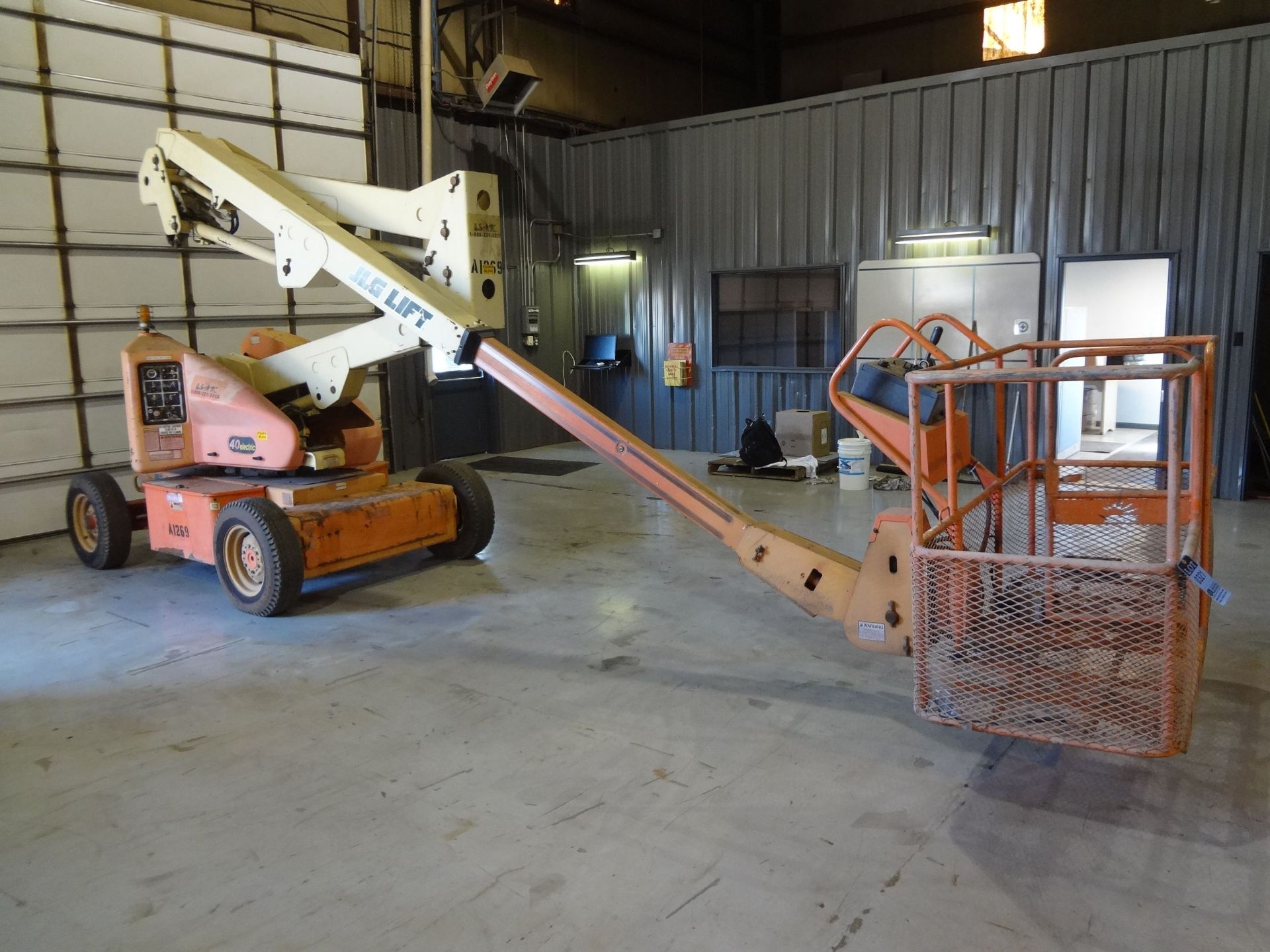 40' JLG MODEL 40 ELECTRIC BOOM LIFT; S/N 0529010300031269, 40' MAX PLATFORM HEIGHT, 20.5 MAX