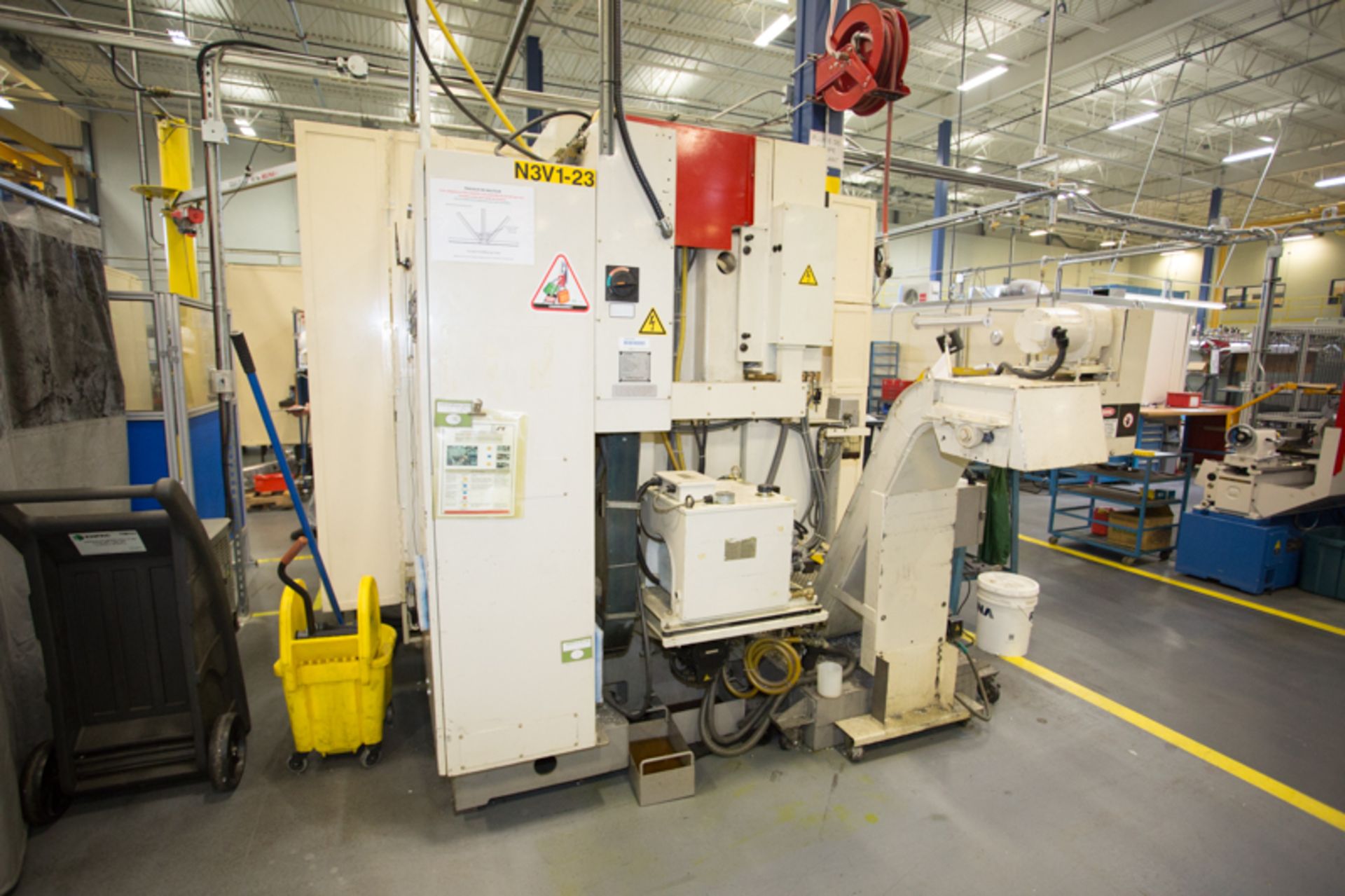 OKUMA CNC VERTICAL MACHINING CENTER MOD. MC-40VB, 5000 RPM, 50 TAPER, 18" X 39" TABLE, 20 ATC, - Image 9 of 11