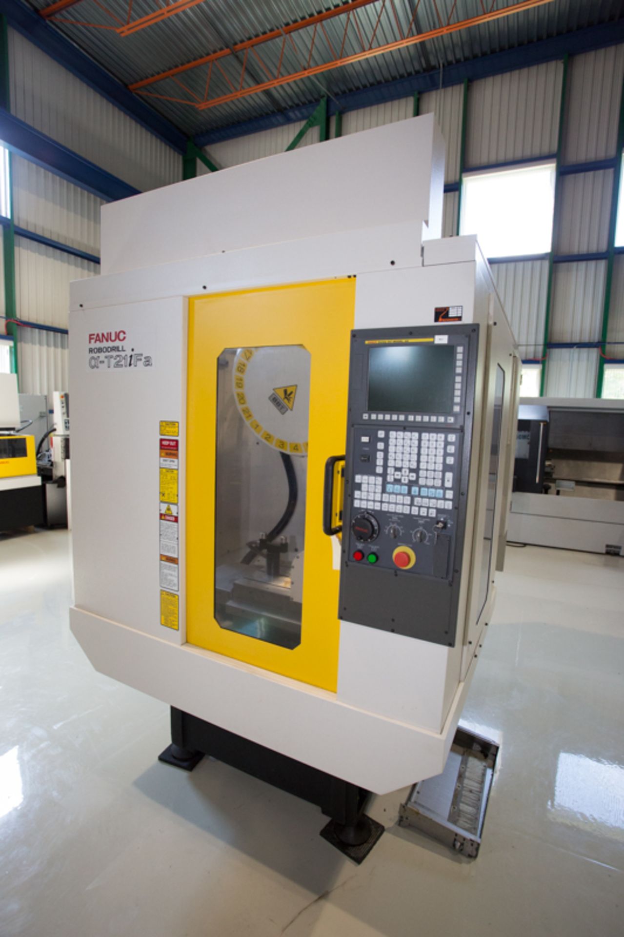 FANUC ROBODRILL 5 AXIS MACHINING CENTER MOD. T21IFA, TYPE A04B-099-B114#BBH, 24K SPINDL - Image 5 of 17