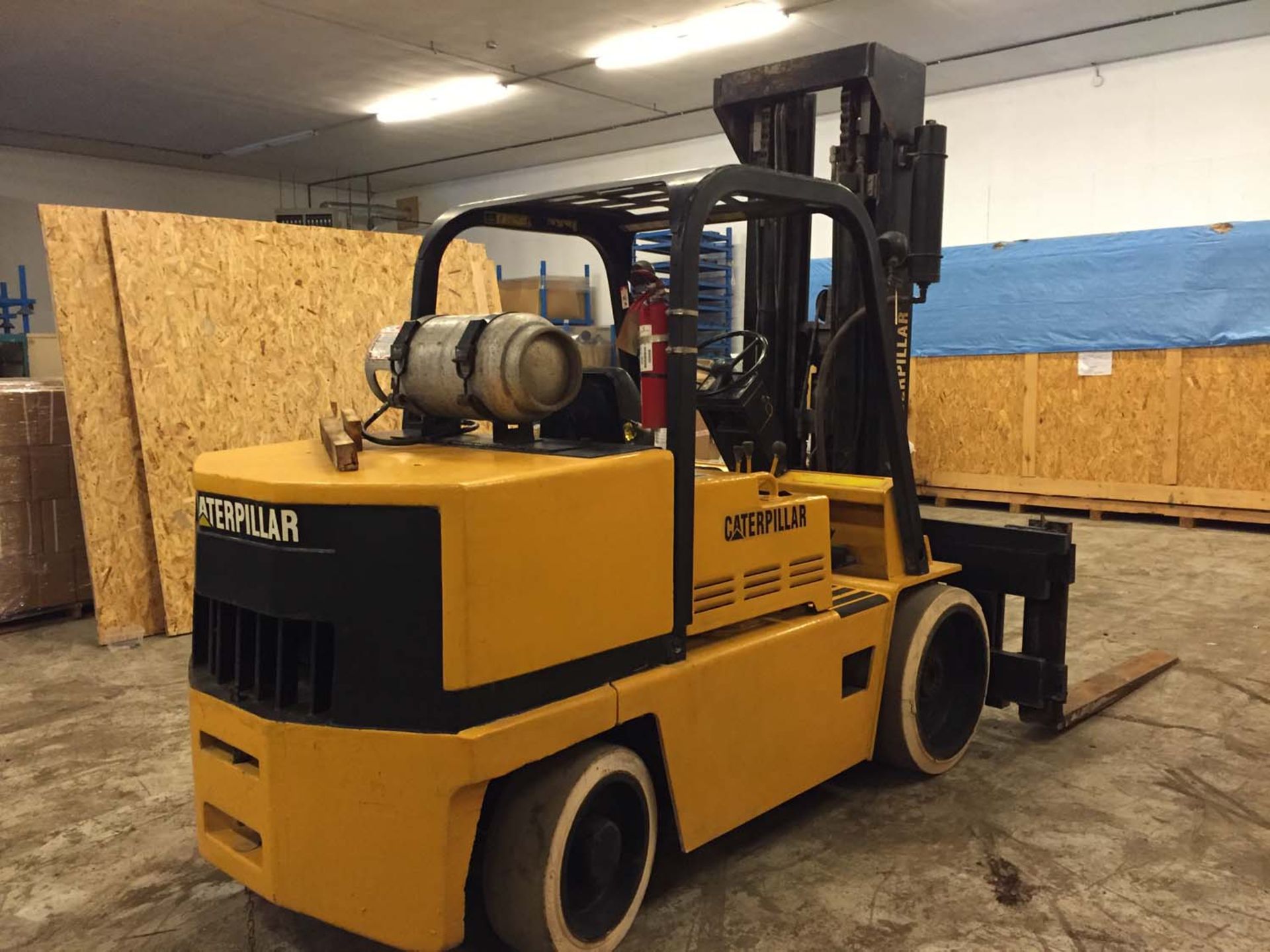 CATERPILLAR PROPANE FORKLIFT MOD. T150D, 15 000 LBS CAP. SIDESHIFT, S/N: B02093 - Image 2 of 3