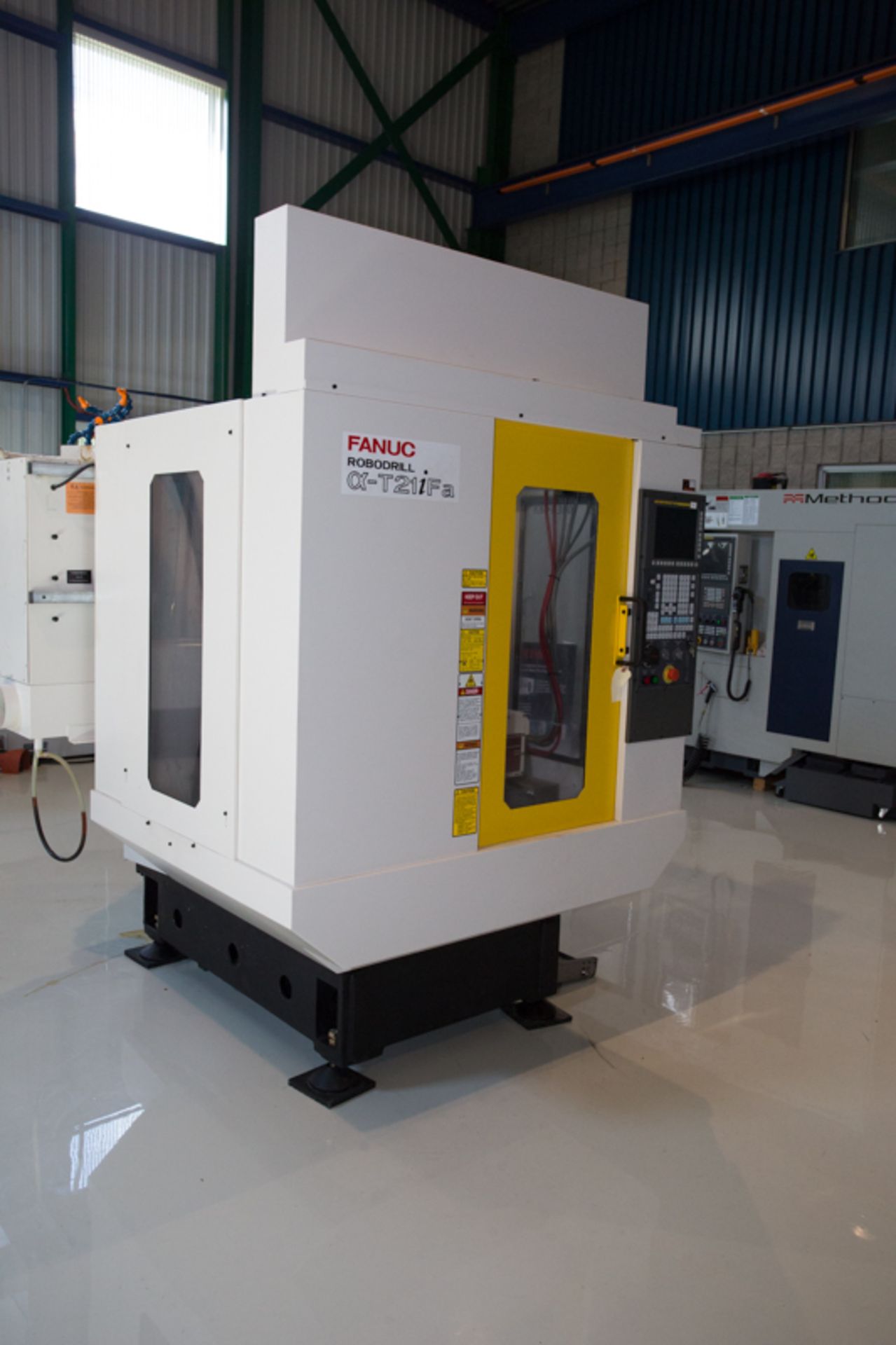 FANUC ROBODRILL 5 AXIS MACHINING CENTER MOD. T21IFA, TYPE A04B-099-B114#BBH, 24K SPINDL - Image 2 of 17