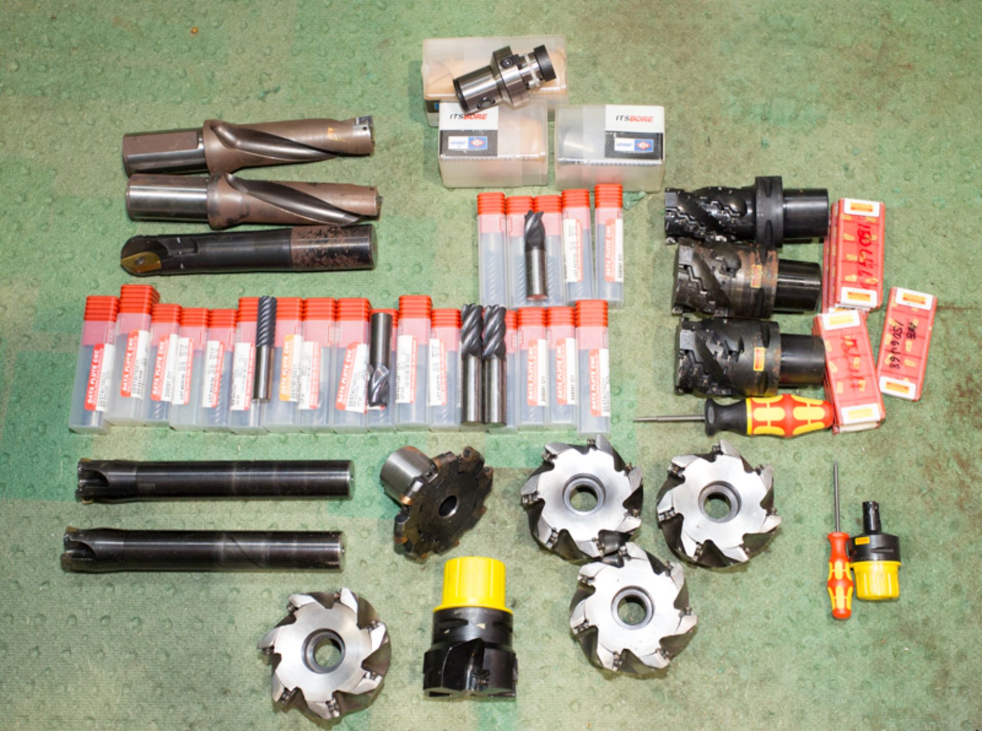 LOT OF ASSORTED CUTTING TOOLS : "NEW" SANDVICK A880 CORODRILLS, "NEW" ETM ITS BORE MB50 REDUCERS, "