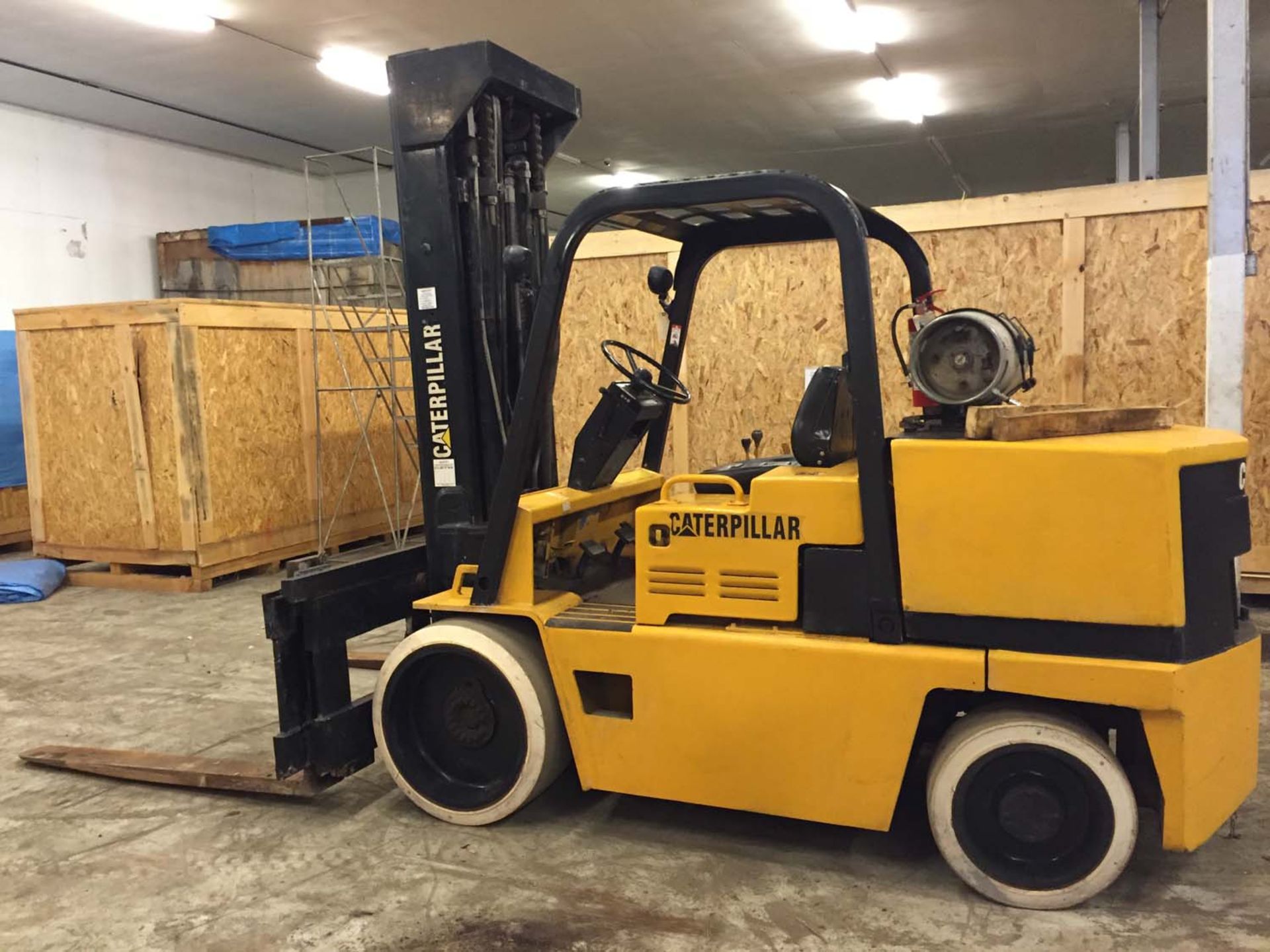 CATERPILLAR PROPANE FORKLIFT MOD. T150D, 15 000 LBS CAP. SIDESHIFT, S/N: B02093 - Image 3 of 3