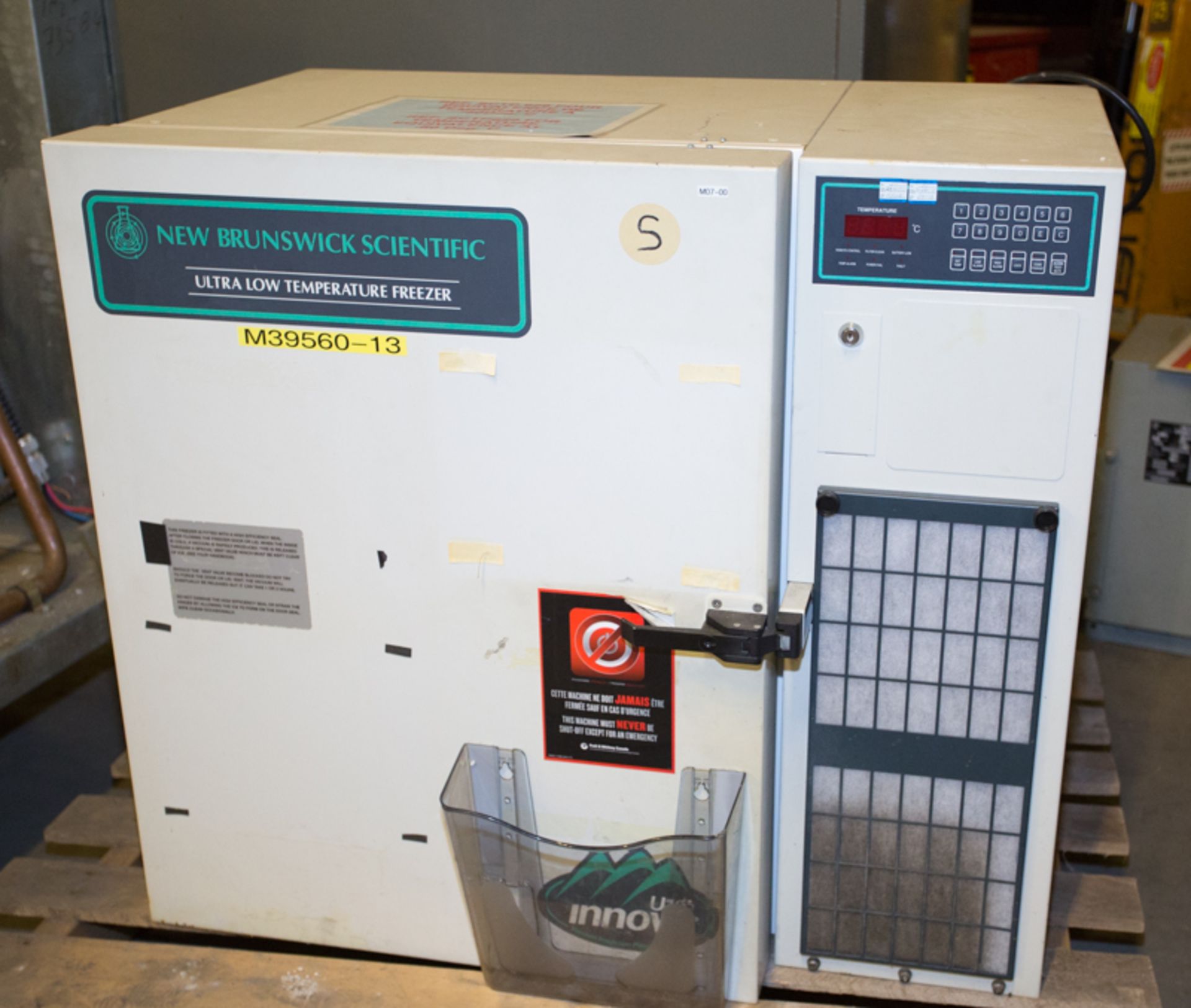 NEW BRUNSWICK SCIENTIFIC ULTRA-LOW TEMPERATURE FREEZER MOD. U101-86, -86 DEG. CELCIUS, 101 LITERS