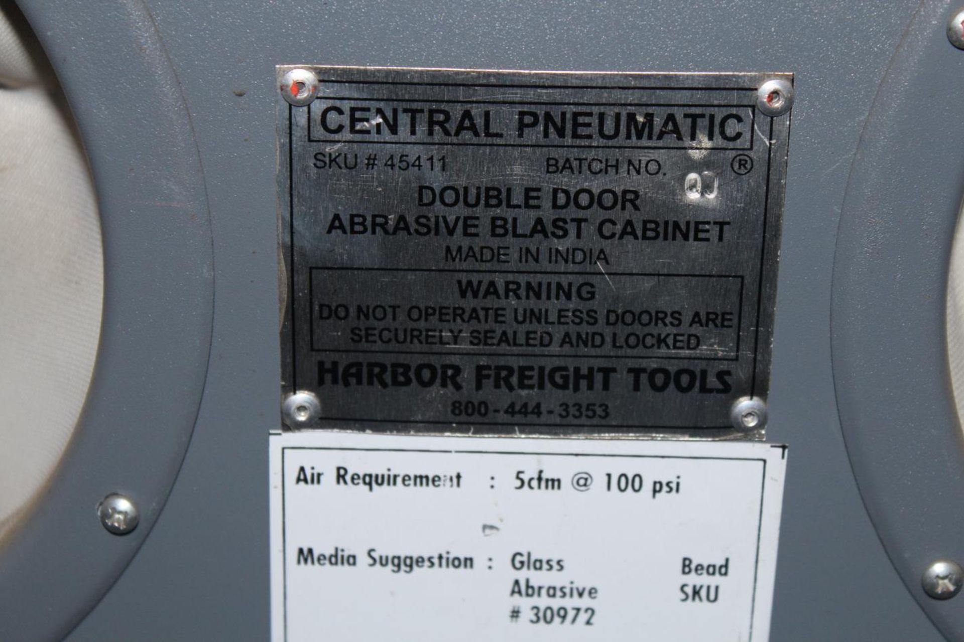 Central Pneaumatic 45411 Double Door Abrasive Blast Cabinet - Image 3 of 3