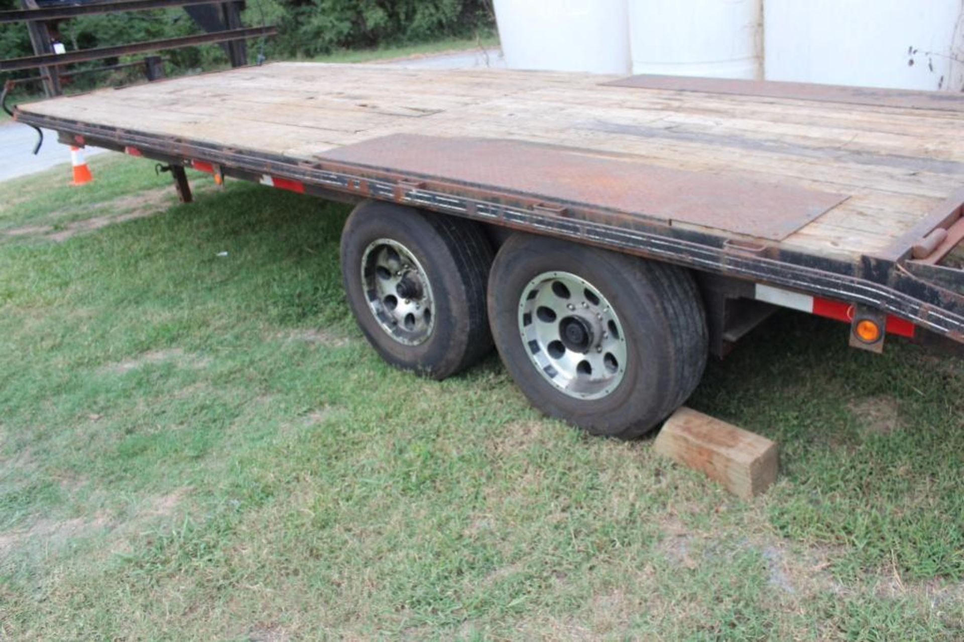 Appalachian 24' gooseneck trailer. 24' x 91"deck, loading ramps, GOODYEAR load range G regroovable t - Image 5 of 11