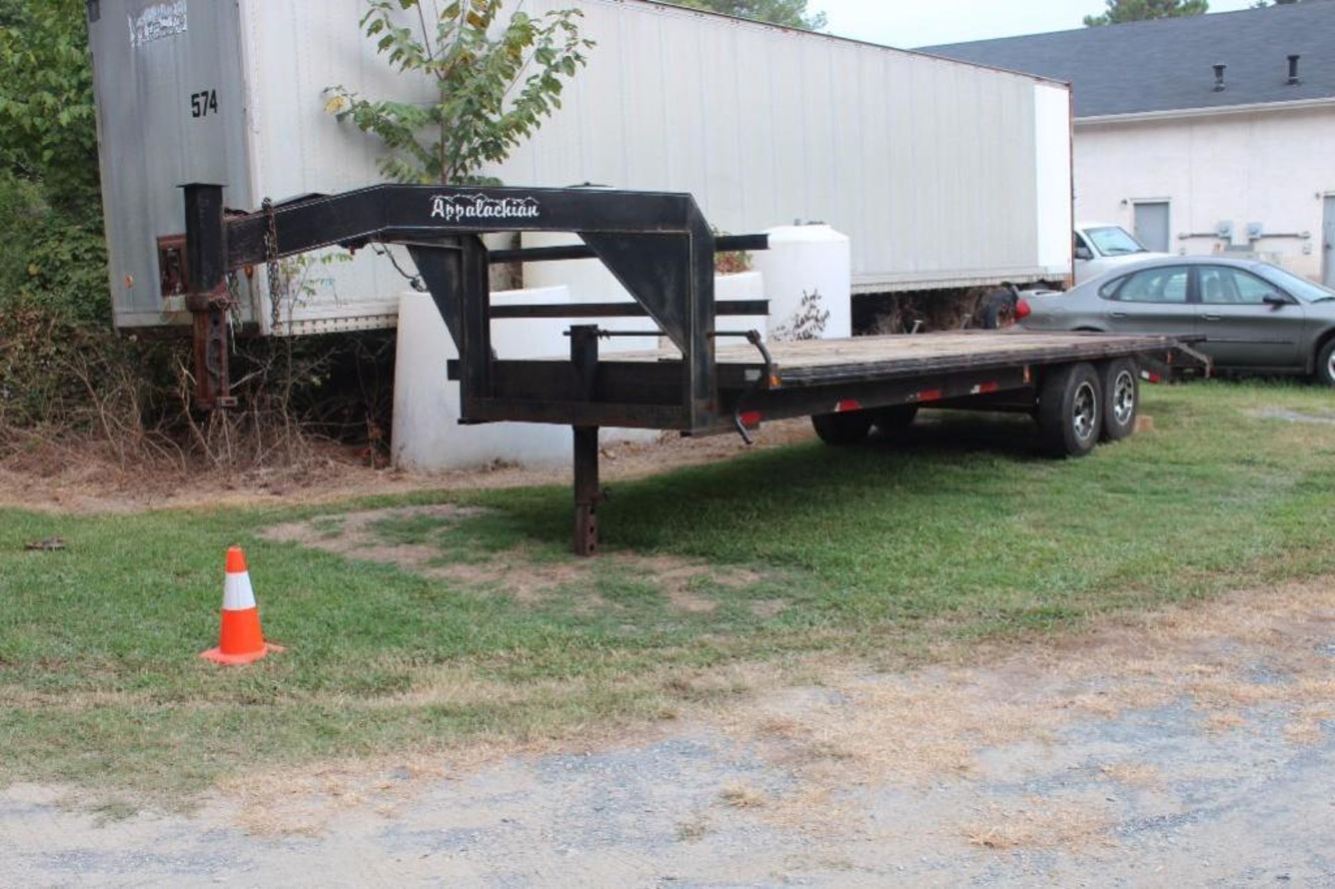 Appalachian 24' gooseneck trailer. 24' x 91"deck, loading ramps, GOODYEAR load range G regroovable t - Image 2 of 11