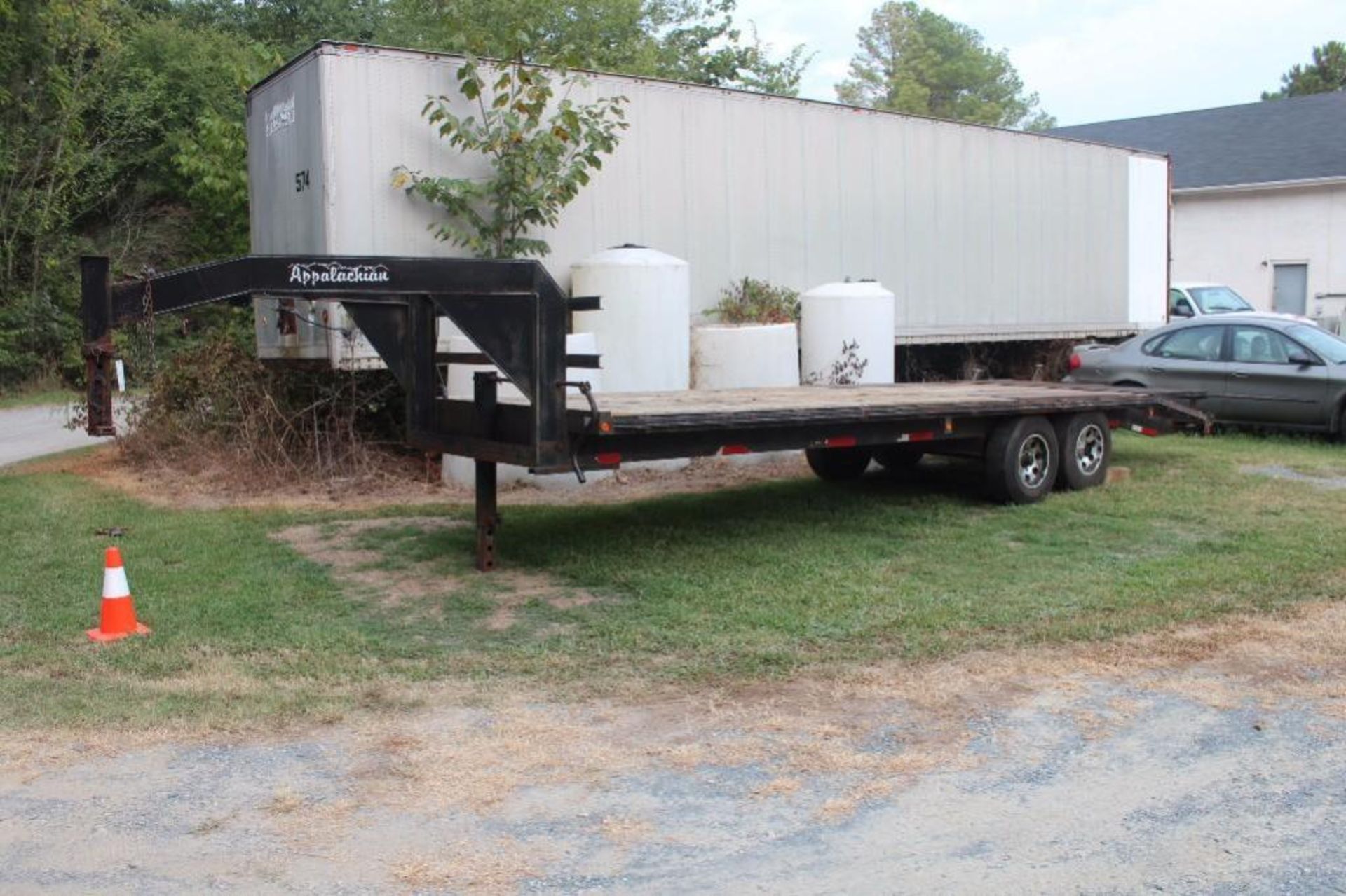 Appalachian 24' gooseneck trailer. 24' x 91"deck, loading ramps, GOODYEAR load range G regroovable t - Image 3 of 11