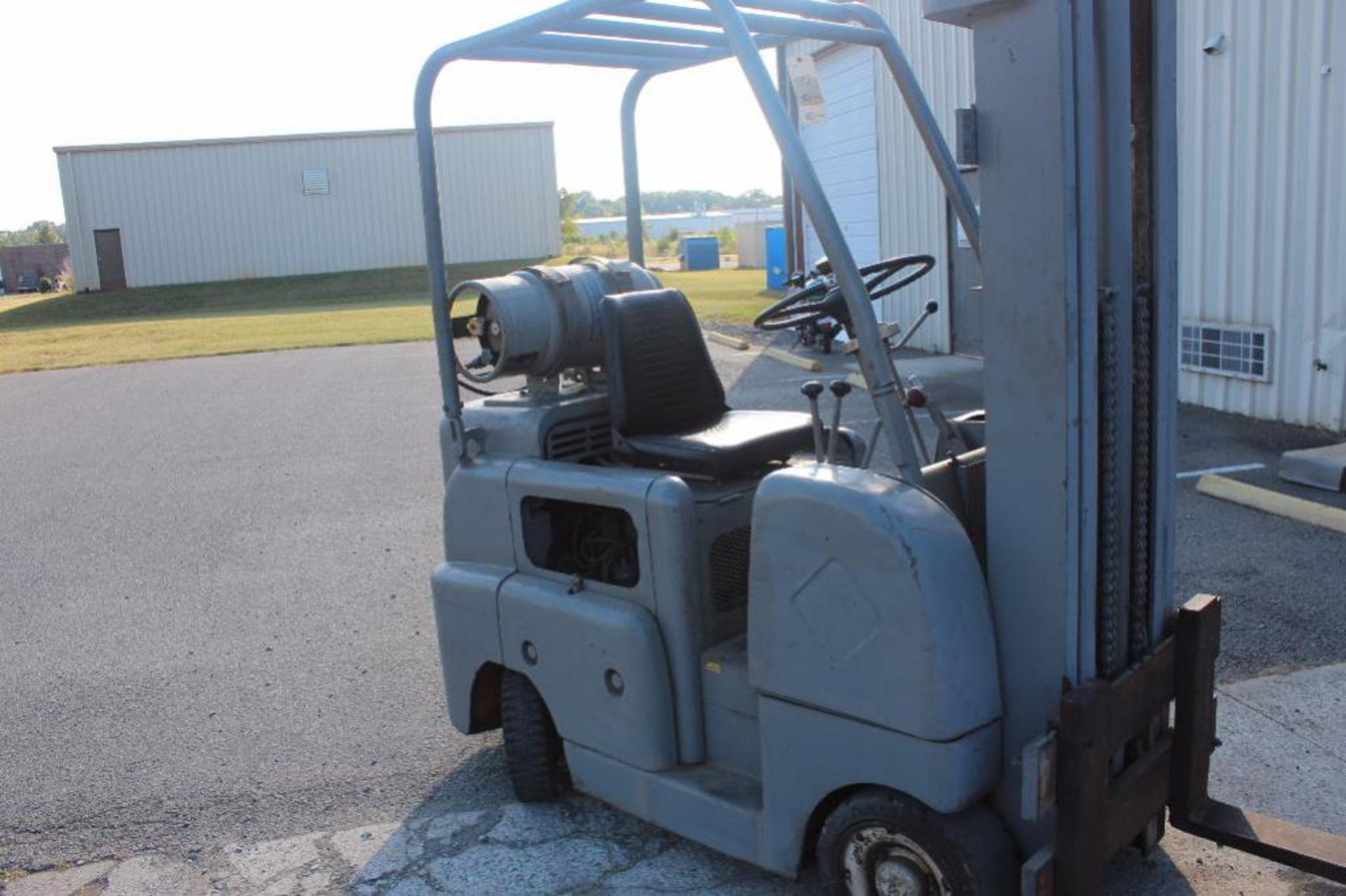 Allis Chalmers forklift 5000LBSForklift. 5138 hrs on the meter. Runs and has some cylinder leaks - Image 3 of 7