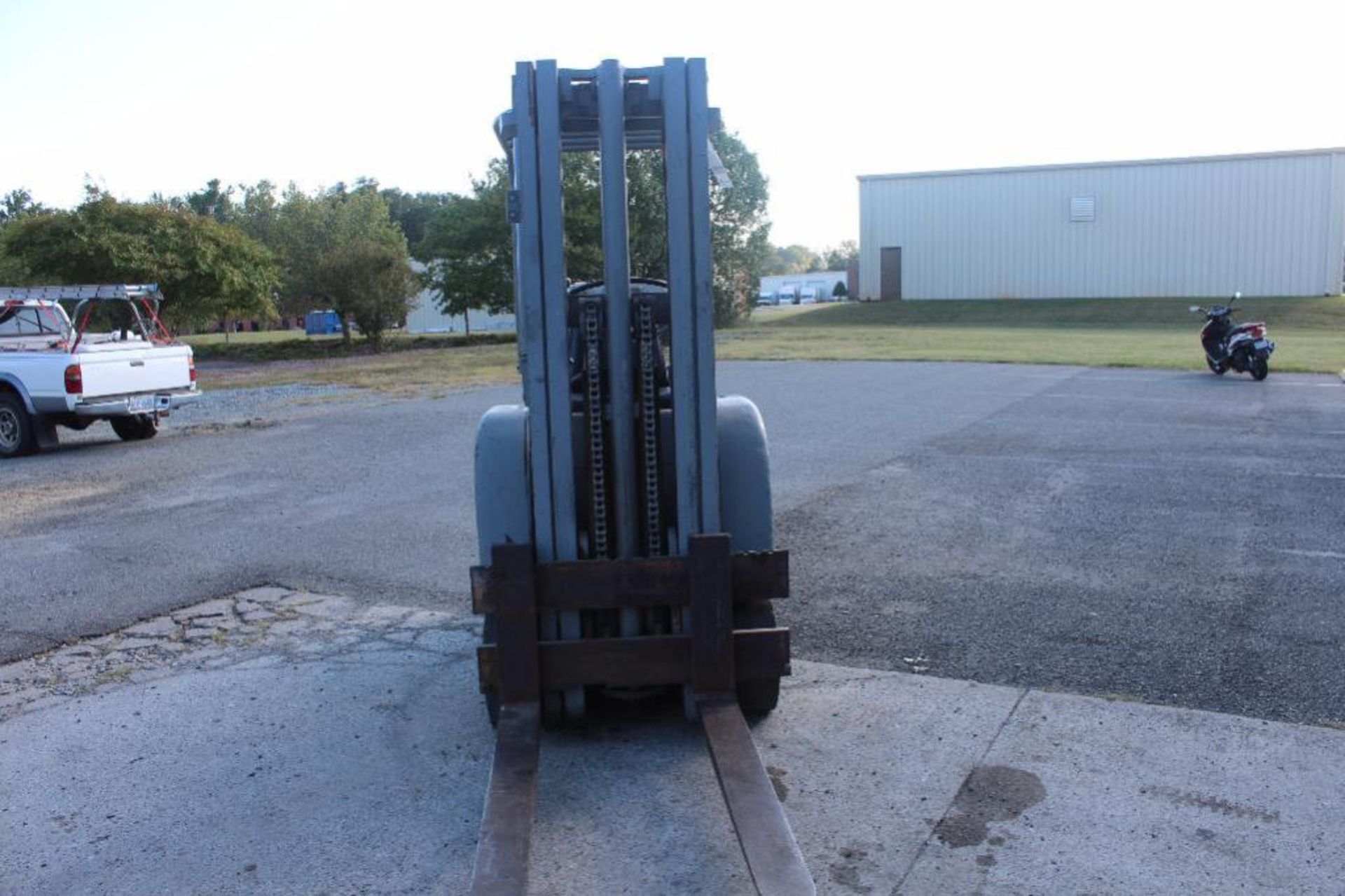 Allis Chalmers forklift 5000LBSForklift. 5138 hrs on the meter. Runs and has some cylinder leaks - Image 4 of 7