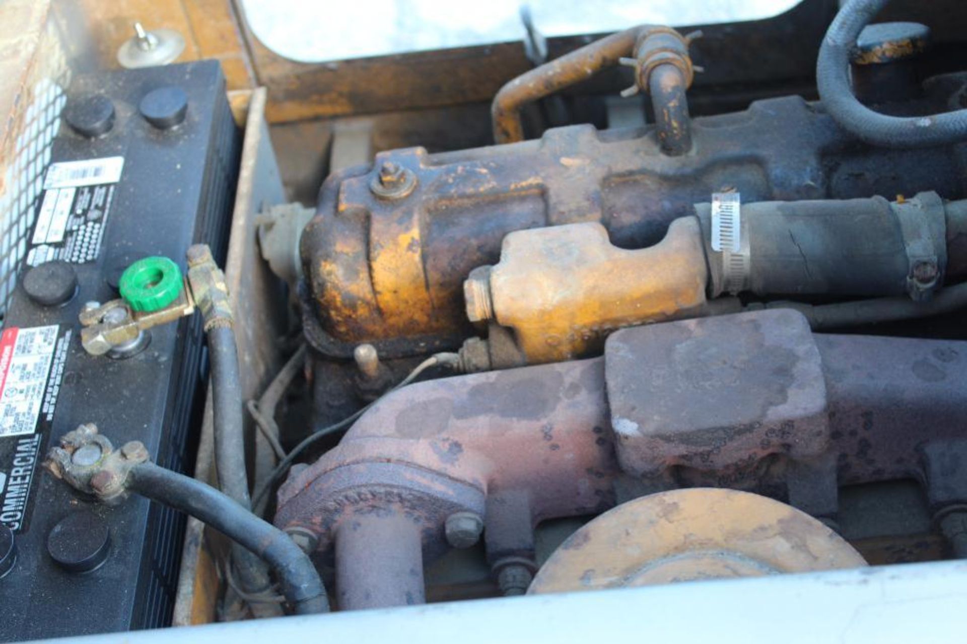 Allis Chalmers forklift 5000LBSForklift. 5138 hrs on the meter. Runs and has some cylinder leaks - Image 7 of 7