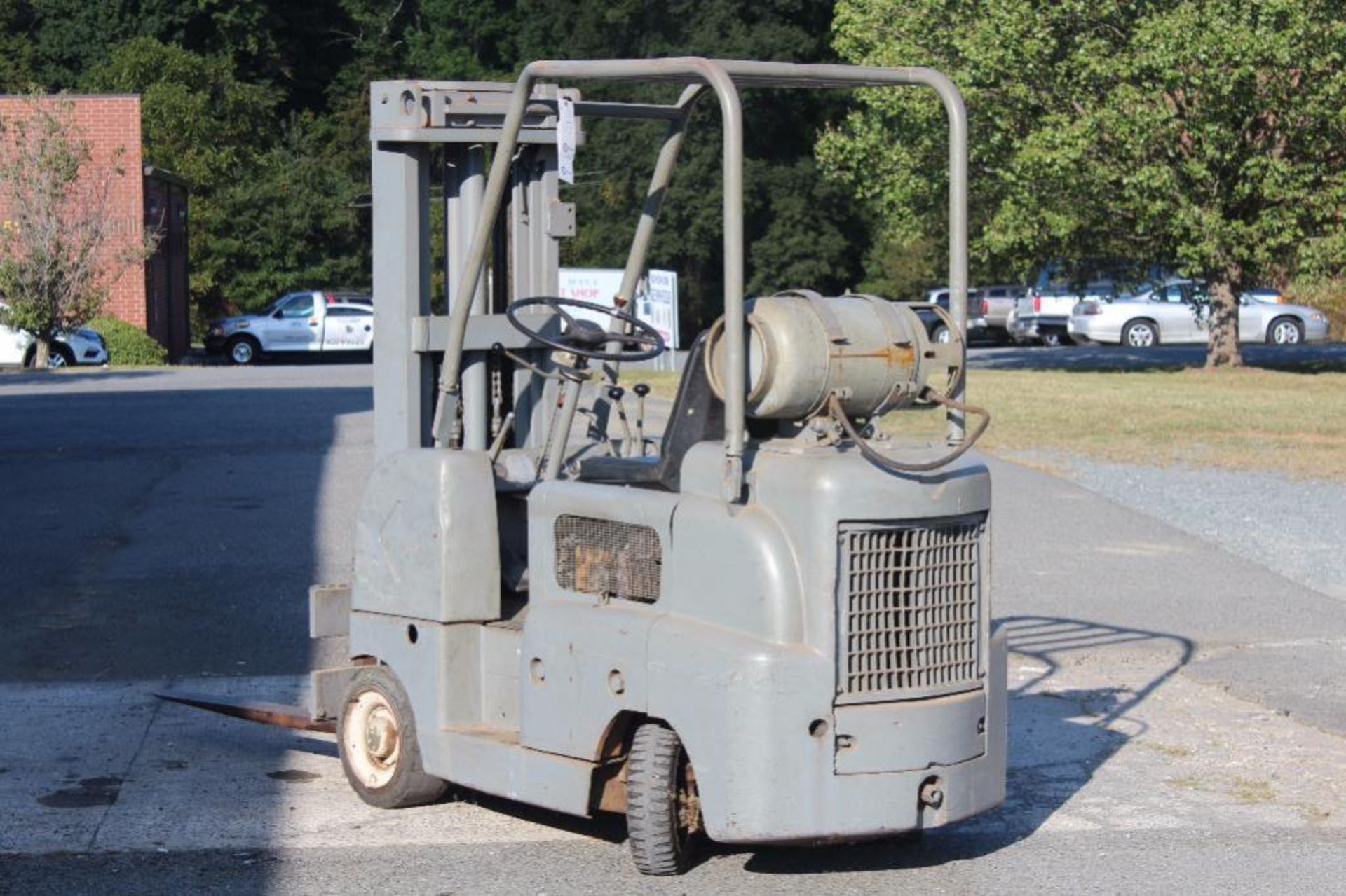 Allis Chalmers forklift 5000LBSForklift. 5138 hrs on the meter. Runs and has some cylinder leaks - Image 2 of 7
