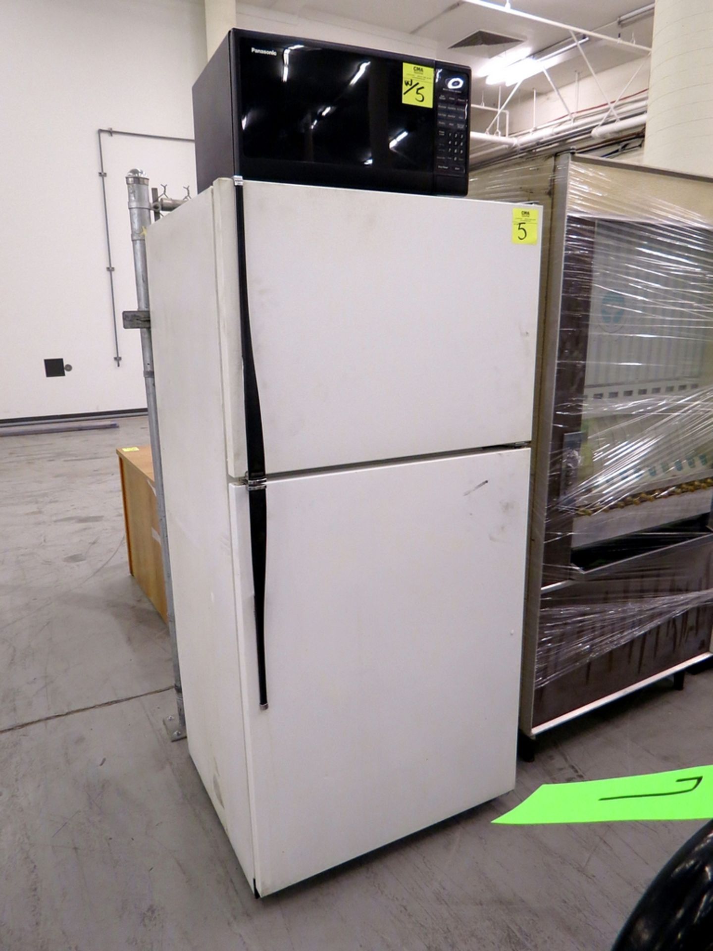 Lot of microwave and refrigerator