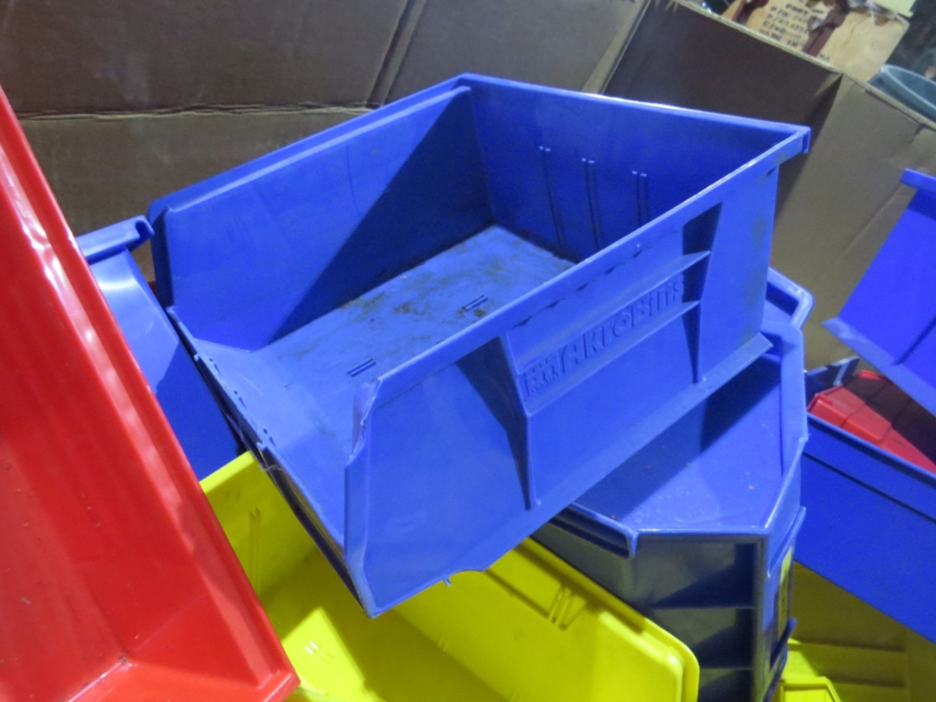 (Approx qty - 50) Storage Bins- Bin Sizes Range From - 3" x 1' to 1' x 20" Box Size - 45" x 45" x - Bild 3 aus 10