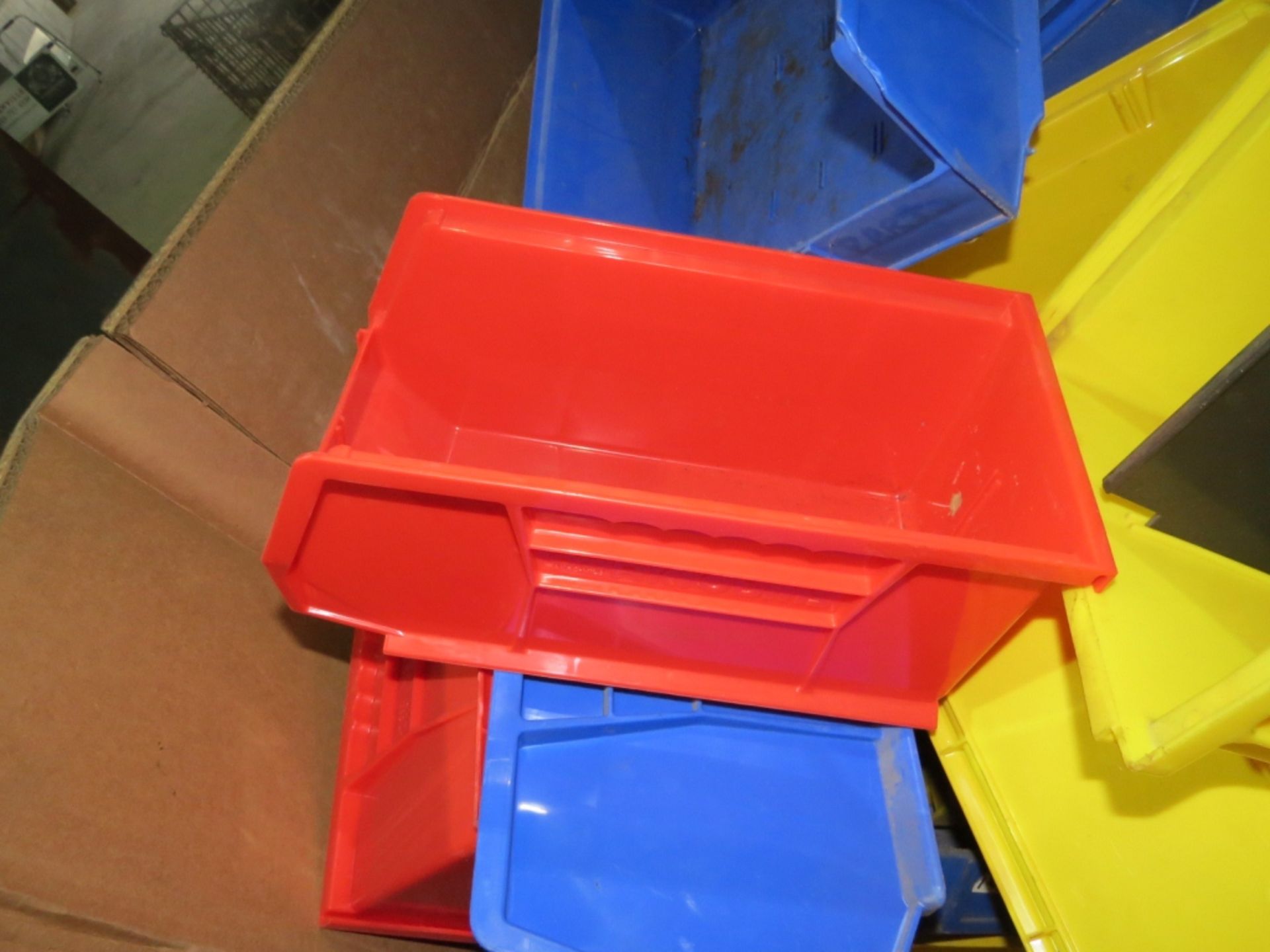 (Approx qty - 50) Storage Bins- Bin Sizes Range From - 3" x 1' to 1' x 20" Box Size - 45" x 45" x - Bild 5 aus 10