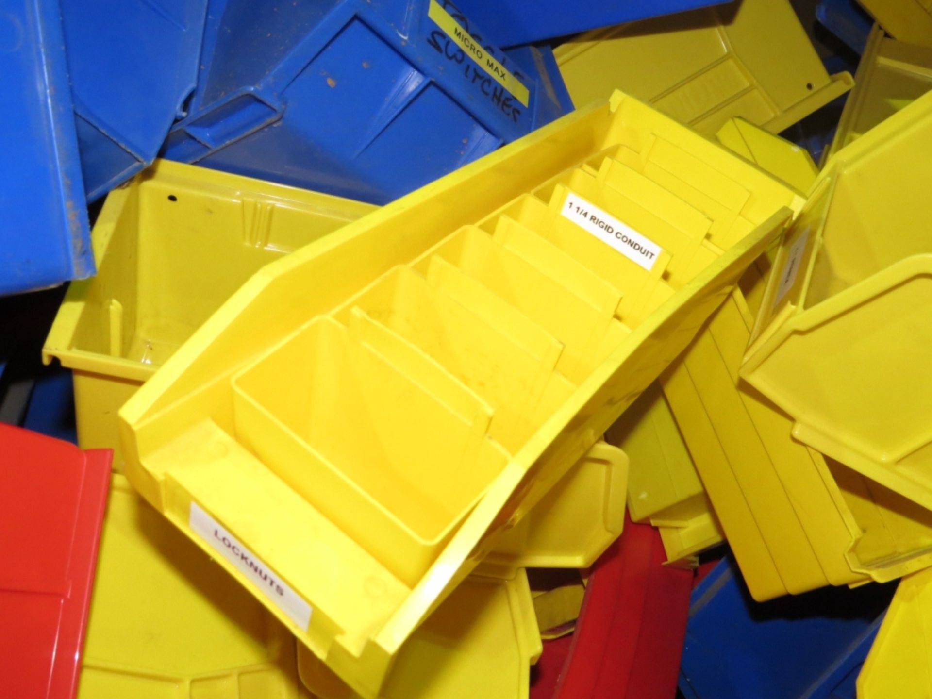 (Approx qty - 50) Storage Bins- Bin Sizes Range From - 3" x 1' to 1' x 20" Box Size - 45" x 45" x - Bild 8 aus 10