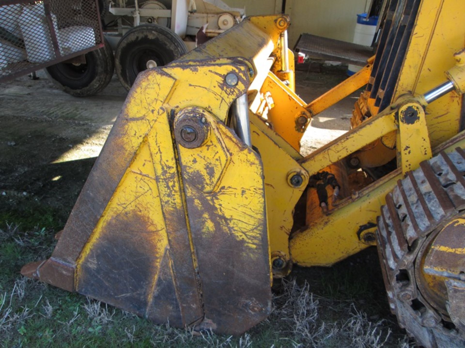 JD 555 Crawler / loader clam bucket 1388 hrs showi - Image 5 of 5