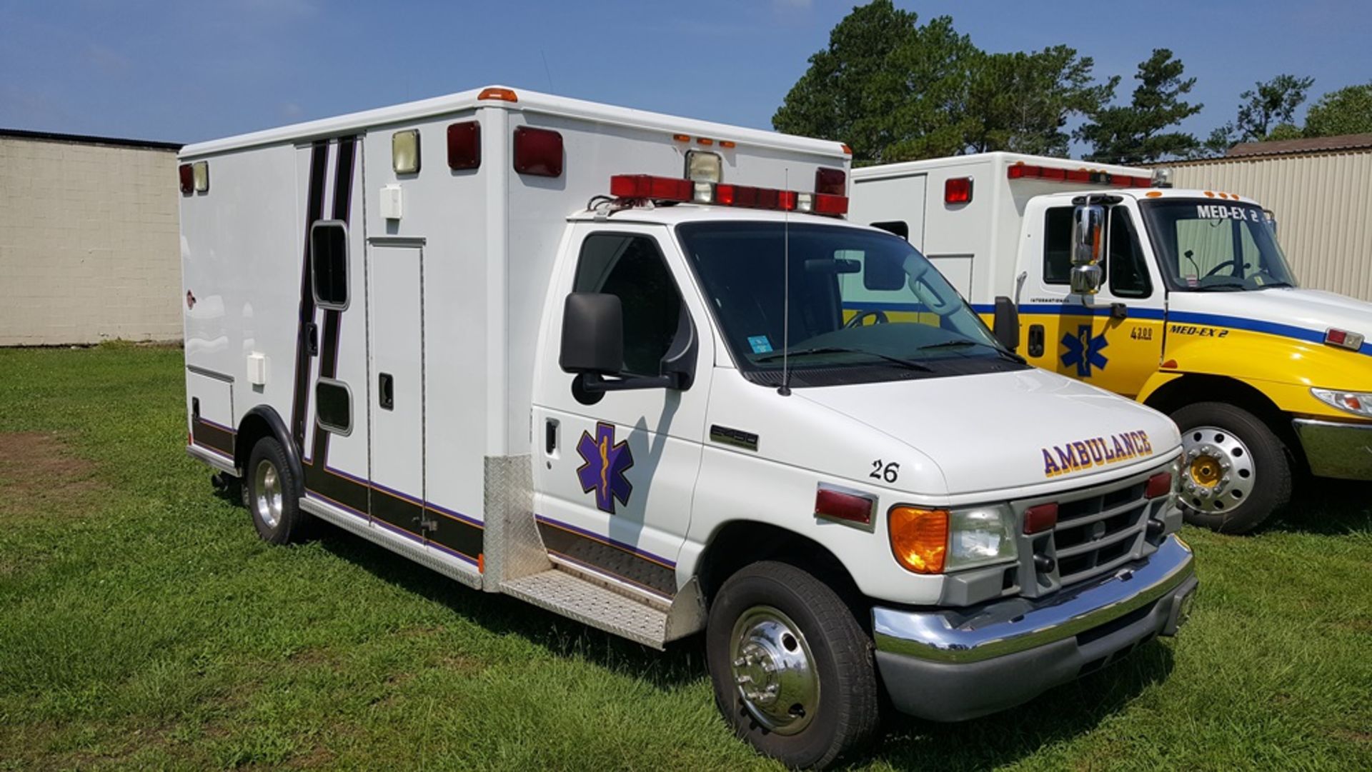 2006 FORD E-450 DIESEL 103,337 MILES WHEELED COACH CUSTOM AMBULANCE VIN# 1FDXE45P66DA19405 - Image 2 of 7