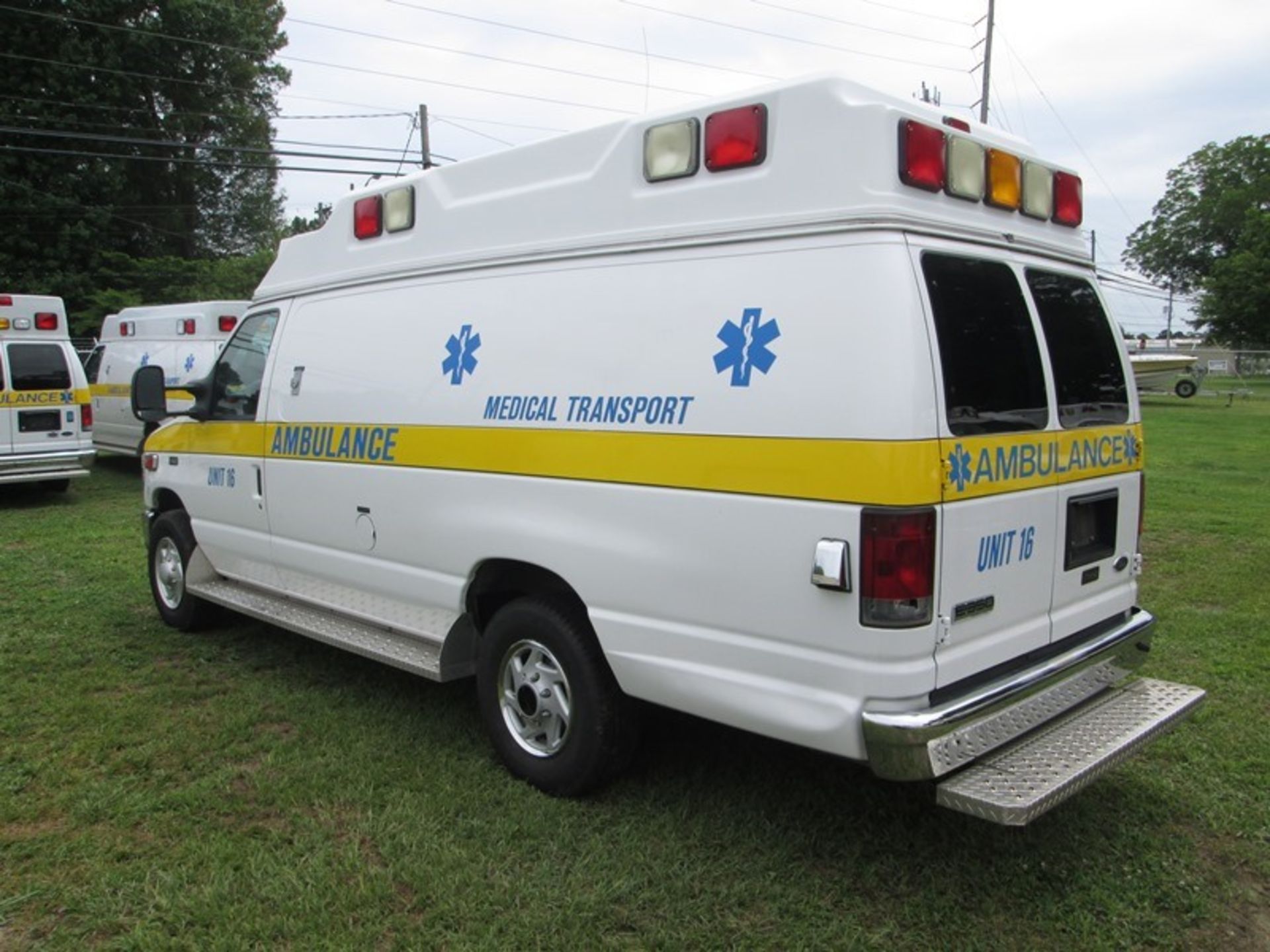 2010 FORD E-350 DIESEL 107,437 MILES WHEELED COACH CRUSADER AMBULANCE VIN# 1FDSS3EP9ADA32493 - Image 4 of 6