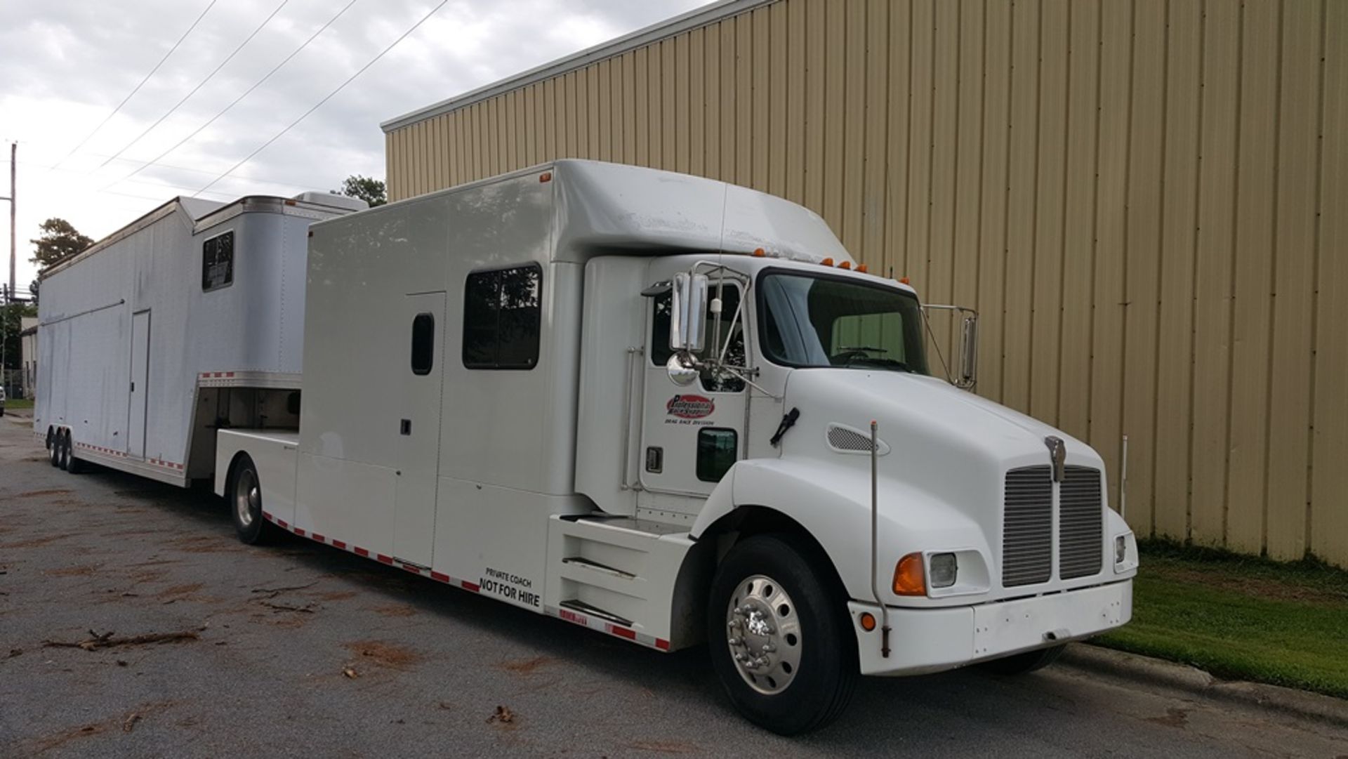 1998 KW RV/CAR HAULER W/LIVING SPACE 130,879 MILES CAT 3126 DSL, FULL BATH, BEDs