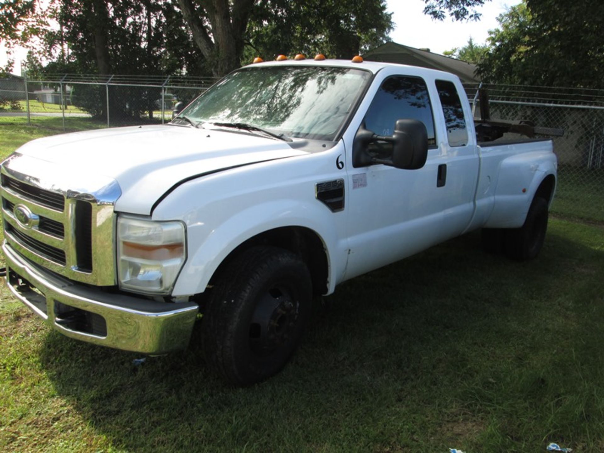 2008 Ford F350 Crew Cab Dually pickup (not running) with self contained frame mounted hydraulic