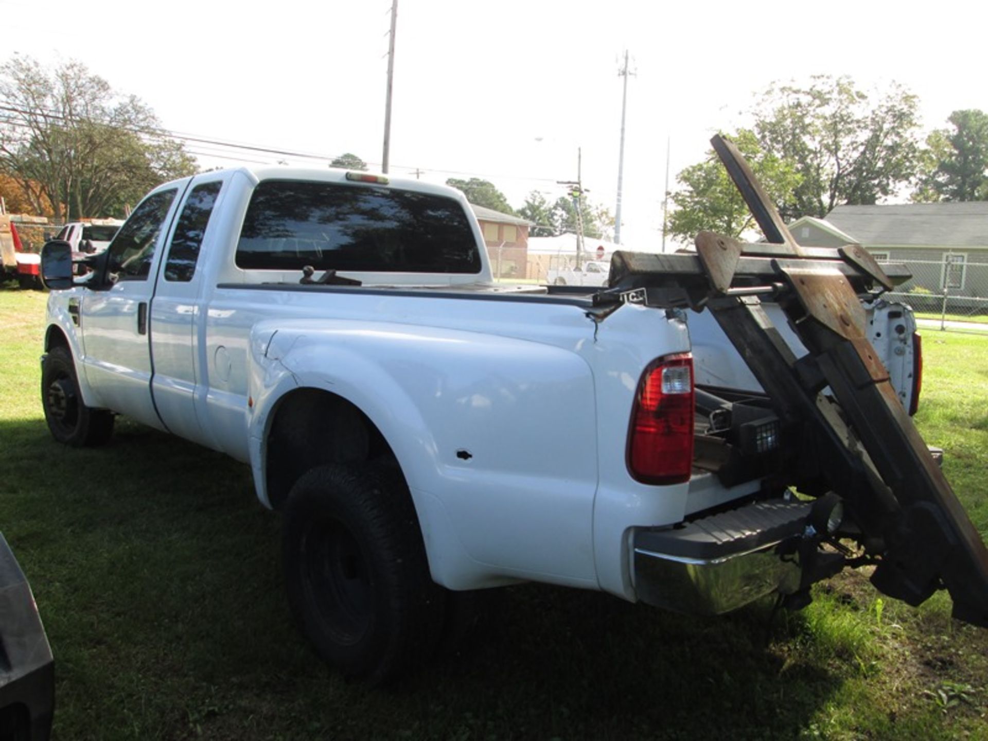 2008 Ford F350 Crew Cab Dually pickup (not running) with self contained frame mounted hydraulic - Bild 4 aus 6