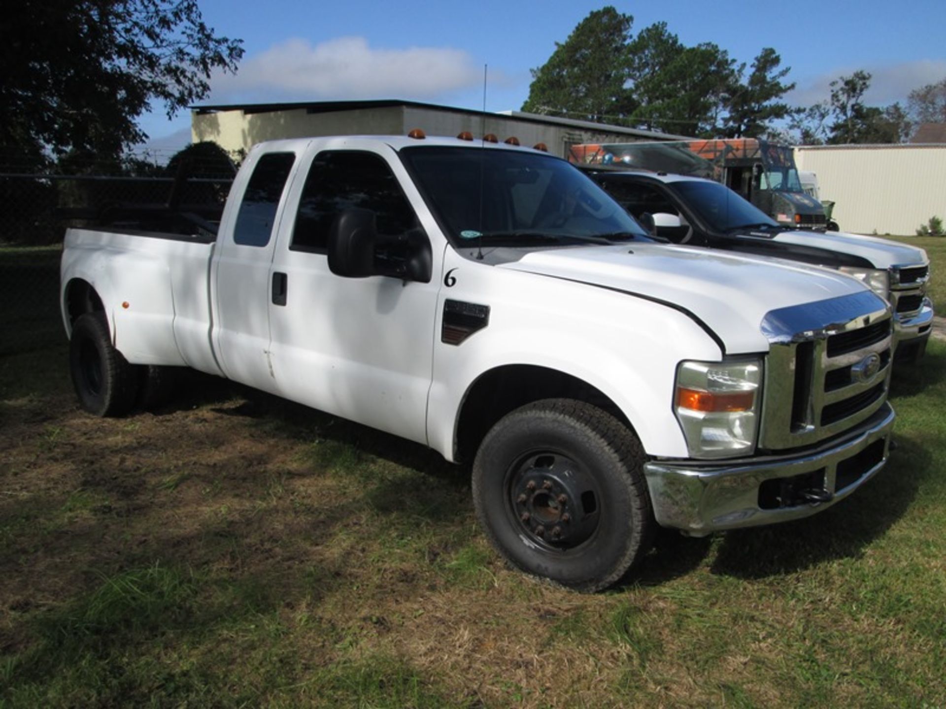 2008 Ford F350 Crew Cab Dually pickup (not running) with self contained frame mounted hydraulic - Bild 2 aus 6