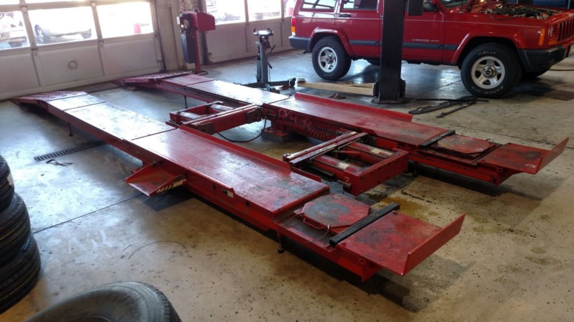 Hunter 9,000 Lb. Parallelogram Alignment Lift w/ (2) 4,500 Lb. Swinging Air Jacks and Model RM - Image 2 of 11