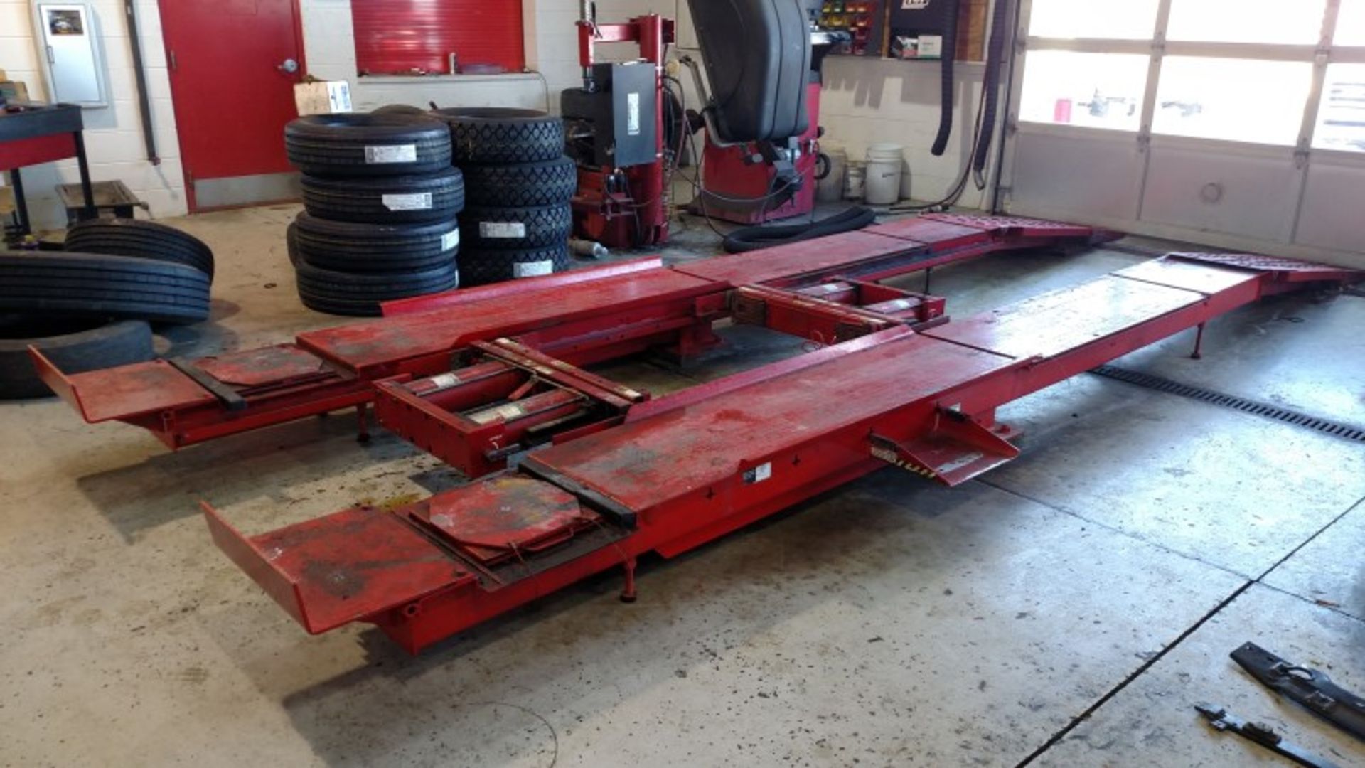 Hunter 9,000 Lb. Parallelogram Alignment Lift w/ (2) 4,500 Lb. Swinging Air Jacks and Model RM