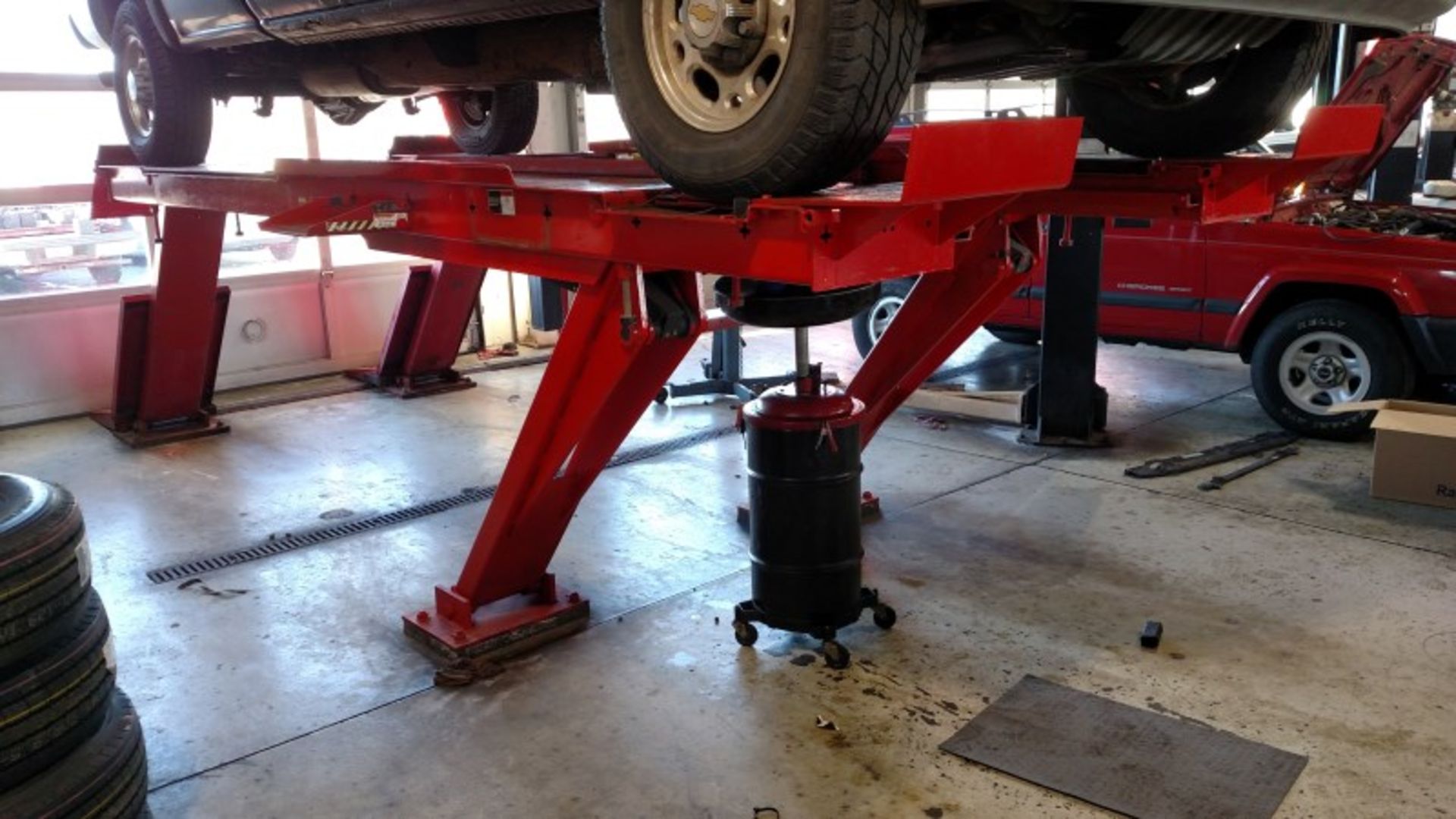 Hunter 9,000 Lb. Parallelogram Alignment Lift w/ (2) 4,500 Lb. Swinging Air Jacks and Model RM - Image 4 of 11