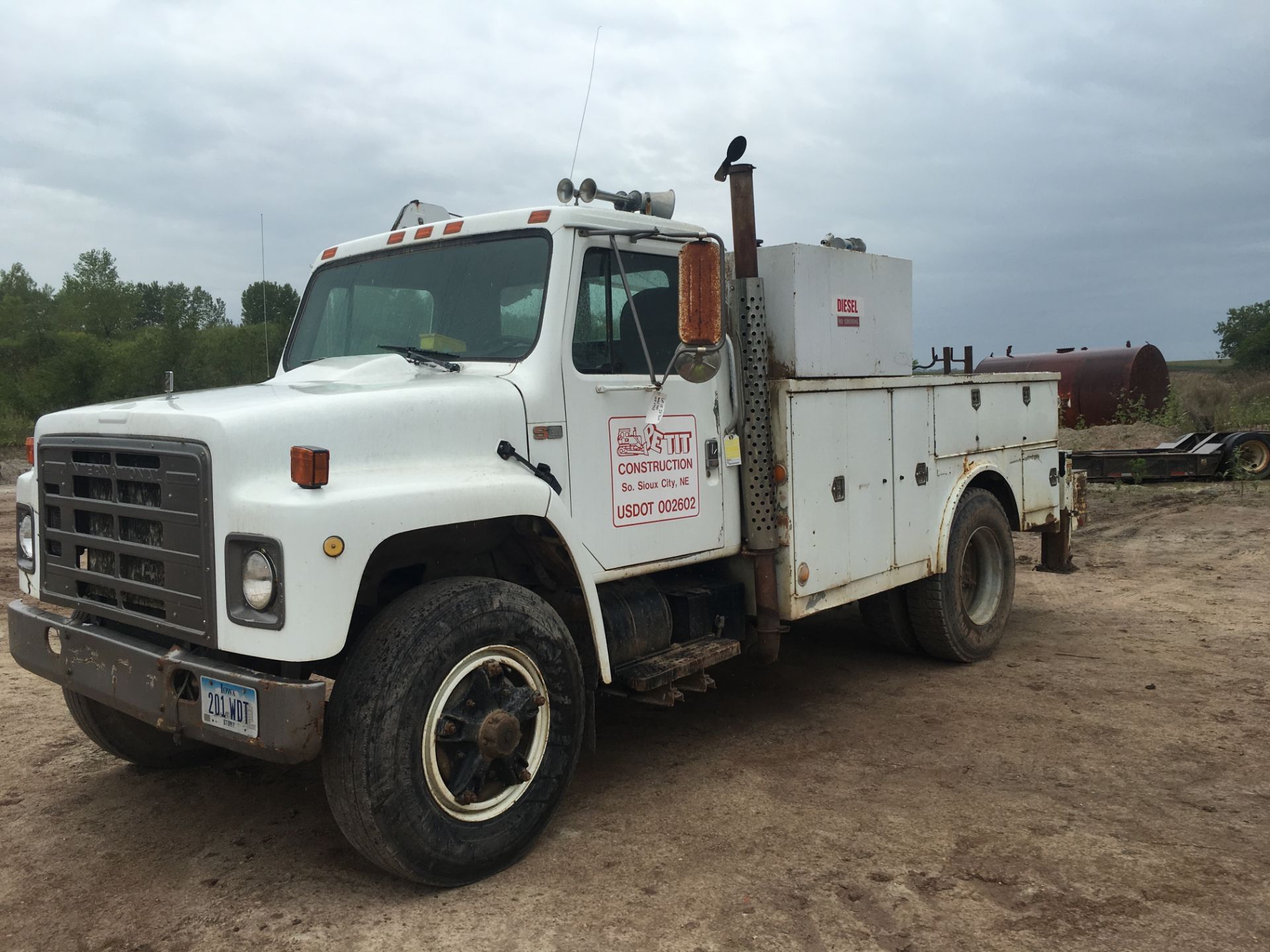 1984 International mechanics truck, VIN 1HTLAHEM3HHA23666.