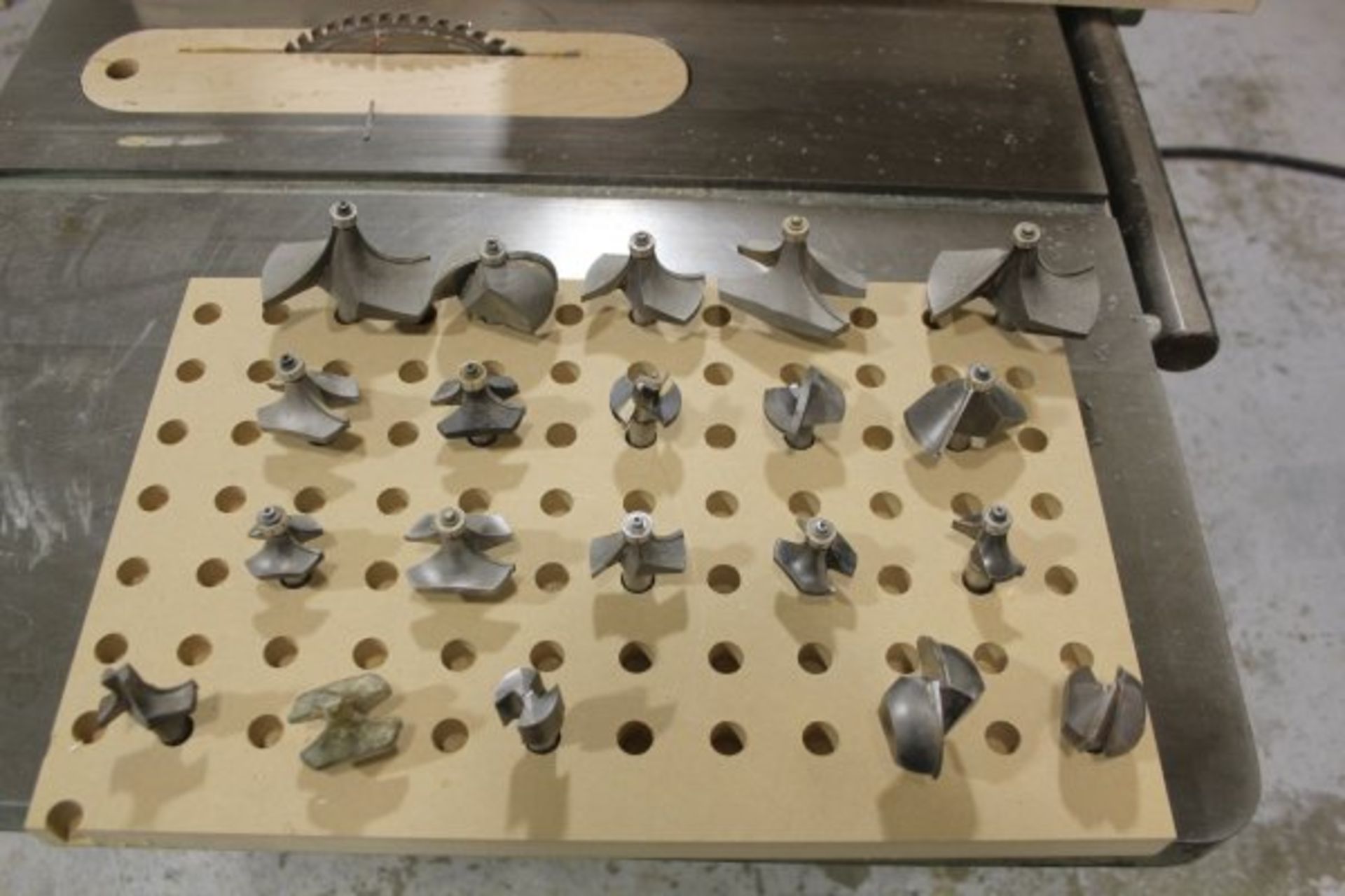 APPROX. 20 ROUTER BITS 1/2IN
