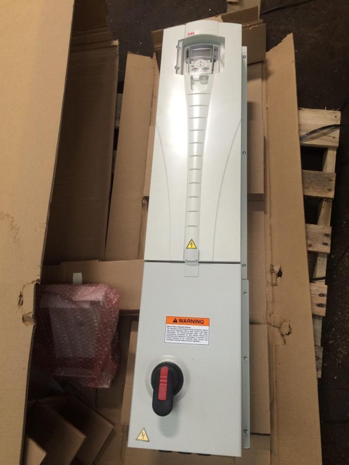 New In Box ABB Model ACS550-PD-059A-4+B055 Variable Frequency Drive VFD with Disconnect Switch and D - Image 2 of 10