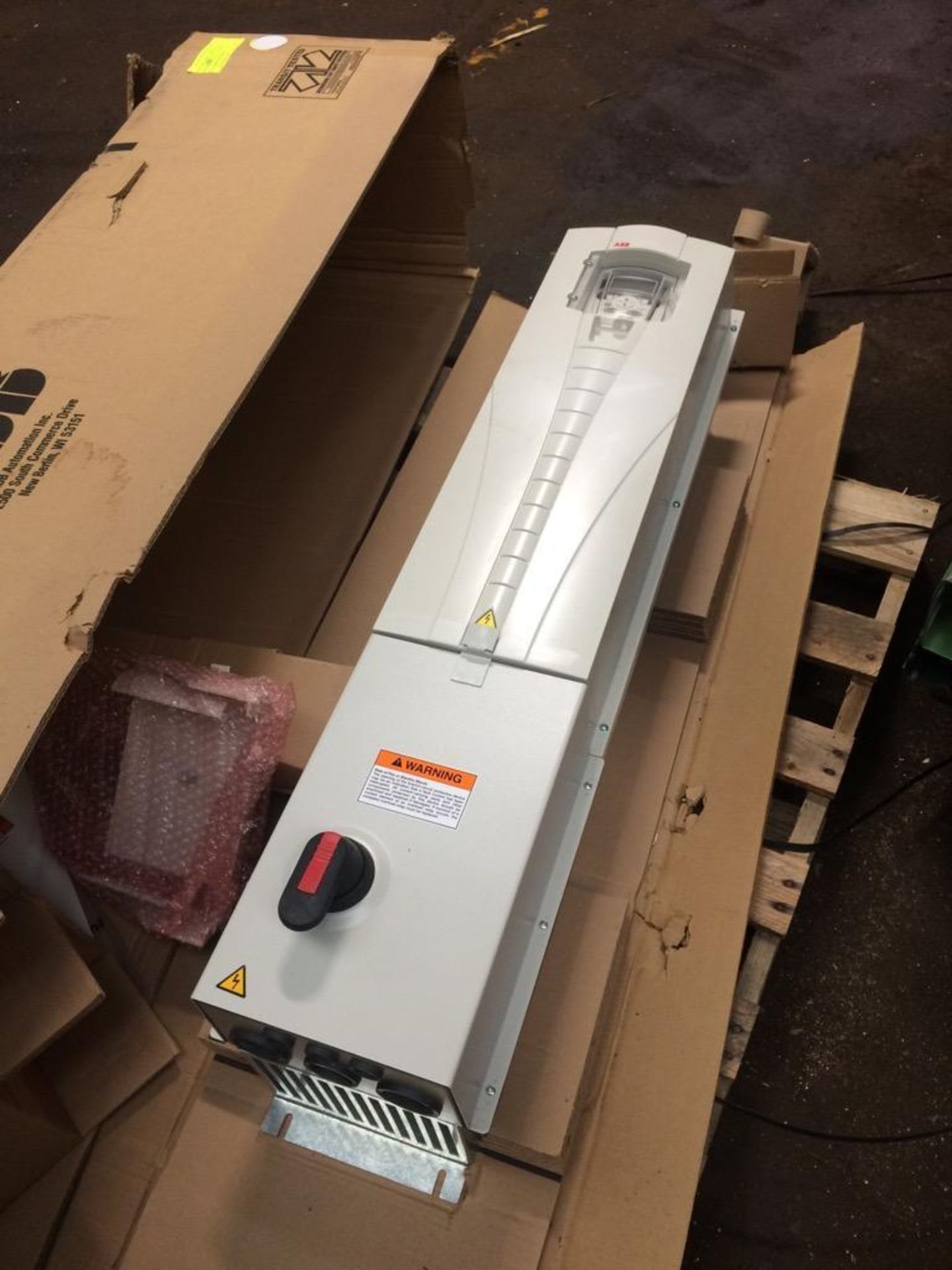 New In Box ABB Model ACS550-PD-059A-4+B055 Variable Frequency Drive VFD with Disconnect Switch and D