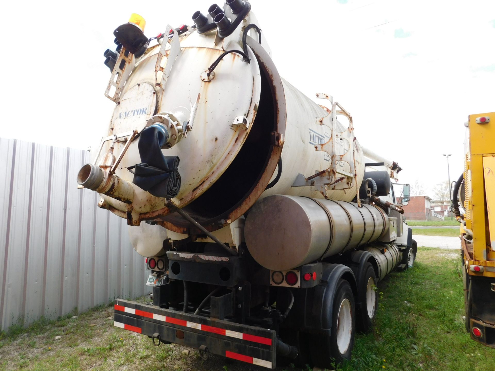 1997 Ford L9000 vacuum truck, Cat 3306, Fuller 8sp, Low/Low, odo 276,000, w/vacter 2100 series Mdl - Image 3 of 5