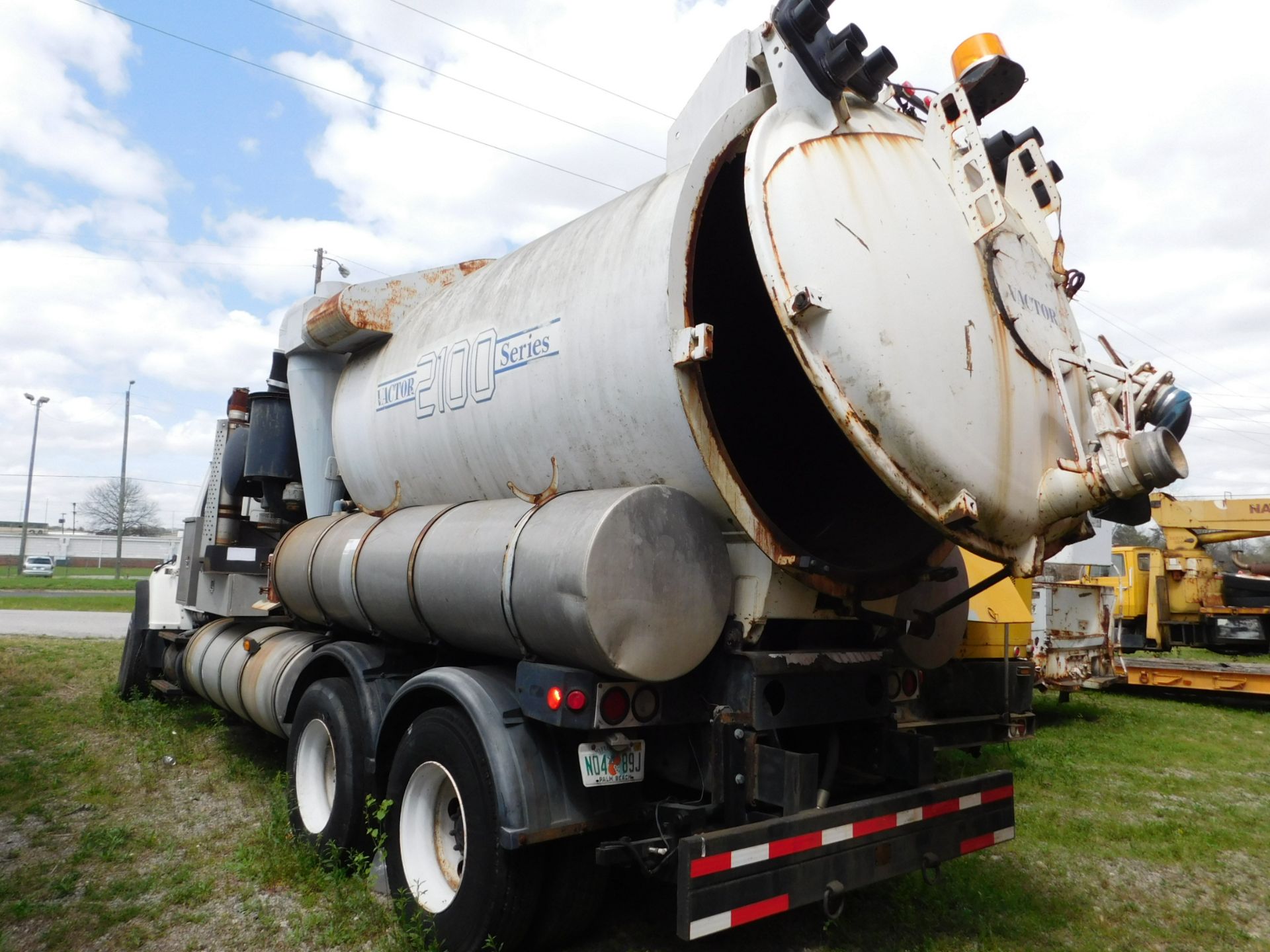 1997 Ford L9000 vacuum truck, Cat 3306, Fuller 8sp, Low/Low, odo 276,000, w/vacter 2100 series Mdl - Image 2 of 5