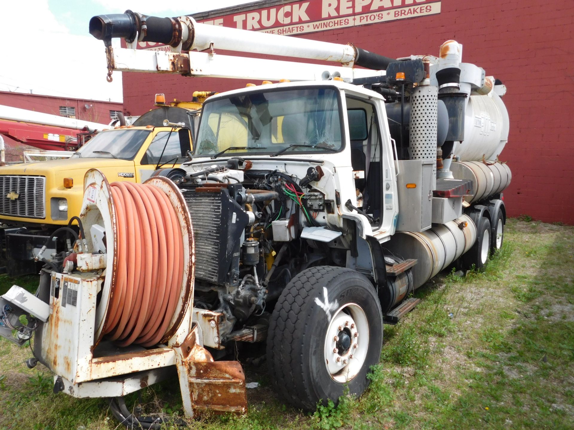 1997 Ford L9000 vacuum truck, Cat 3306, Fuller 8sp, Low/Low, odo 276,000, w/vacter 2100 series Mdl