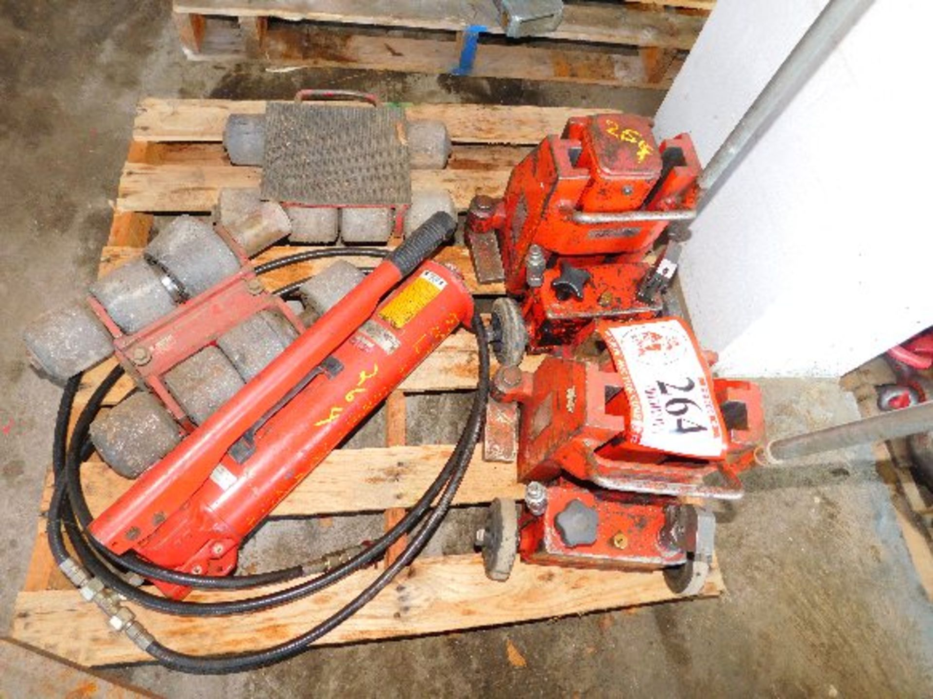 Set George Kramp V-16 Hydraulic Machine Jacks, W/Manual Hydraulic Pump, (2) Heavy Duty Casters