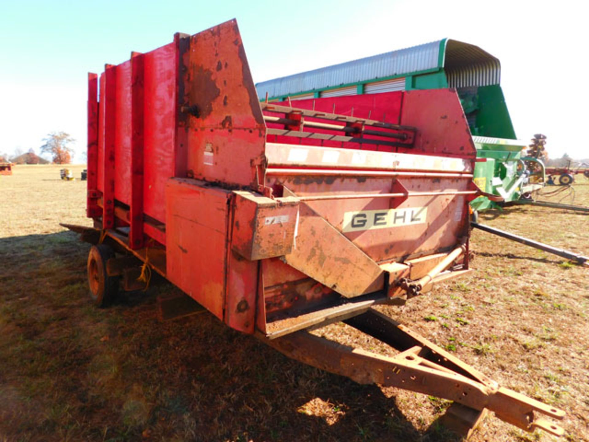 Gehl BU810 Sileage Wagon on Trailer - Image 2 of 3