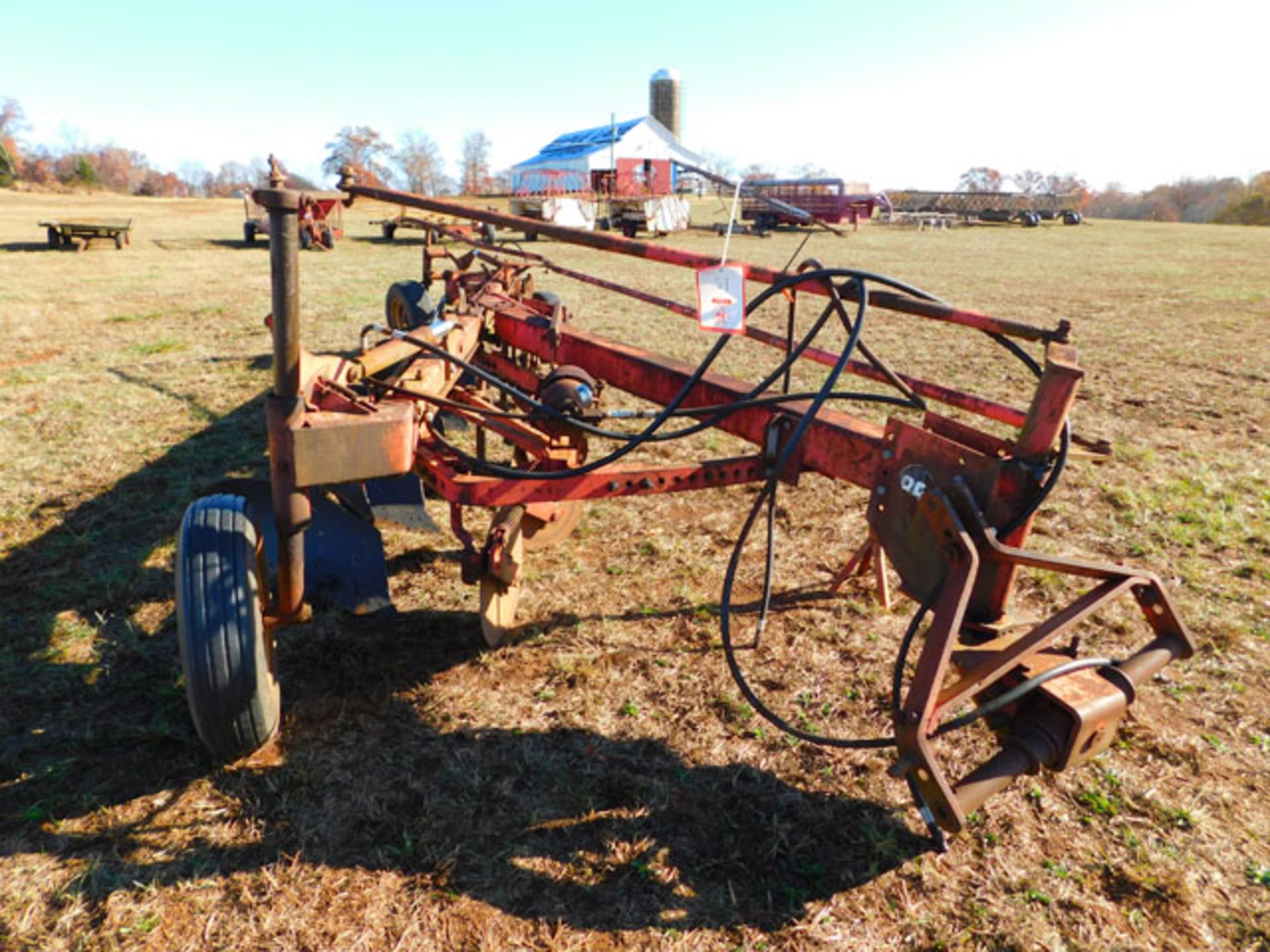 Massey Ferguson 880 6-bottom plow, hydraulic lift,m s/n 1694501095 - Image 2 of 2