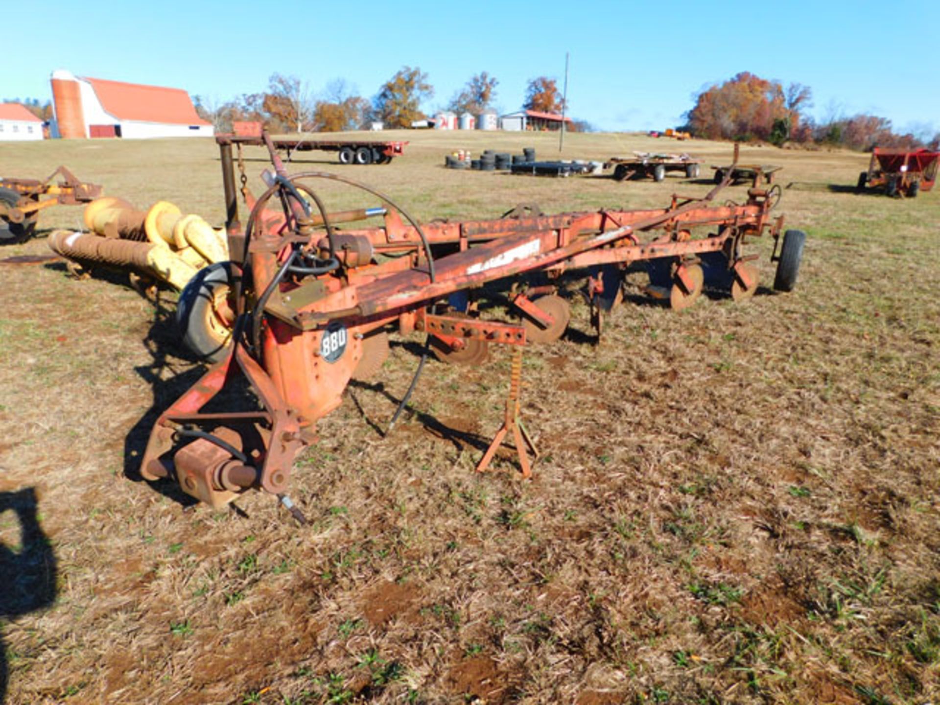 Massey Ferguson 880 6-bottom plow, hydraulic lift,m s/n 1694501095