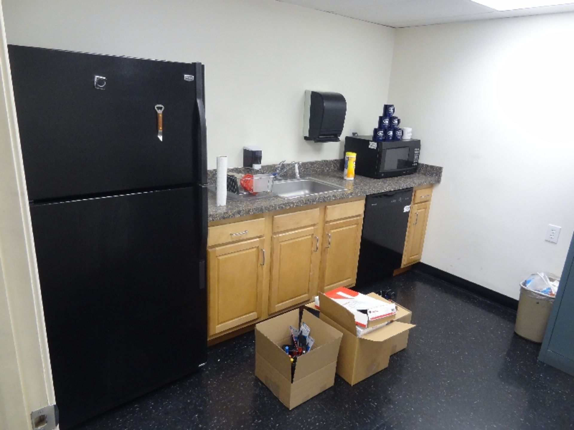 Contents of Lunch Room (All but not white Refrigerator NOT Included as well as Built in Cabinets) - Bild 3 aus 5