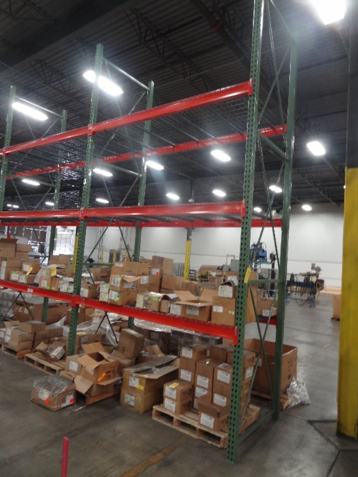 (4) Sections of Pallet Racking Tear-Drop Style, 12' Height x 8' Beams, 48'' Deep, Includes Wire - Bild 2 aus 3