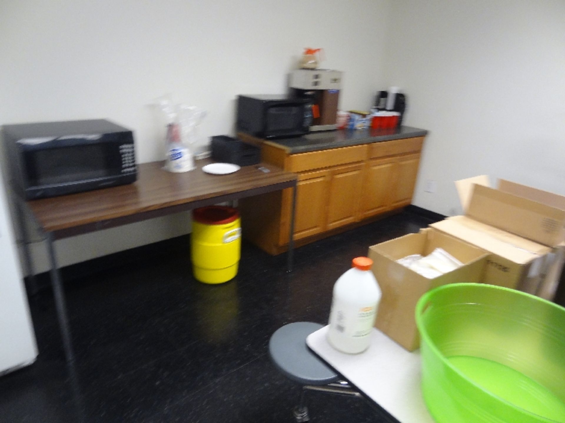 Contents of Lunch Room (All but not white Refrigerator NOT Included as well as Built in Cabinets) - Bild 2 aus 5