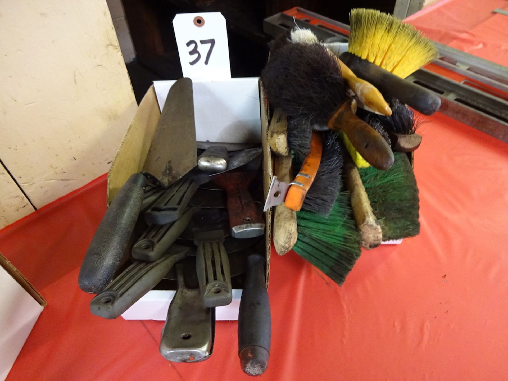 LOT: ASSORTED SCRAPERS & ASSORTED BRUSHES
