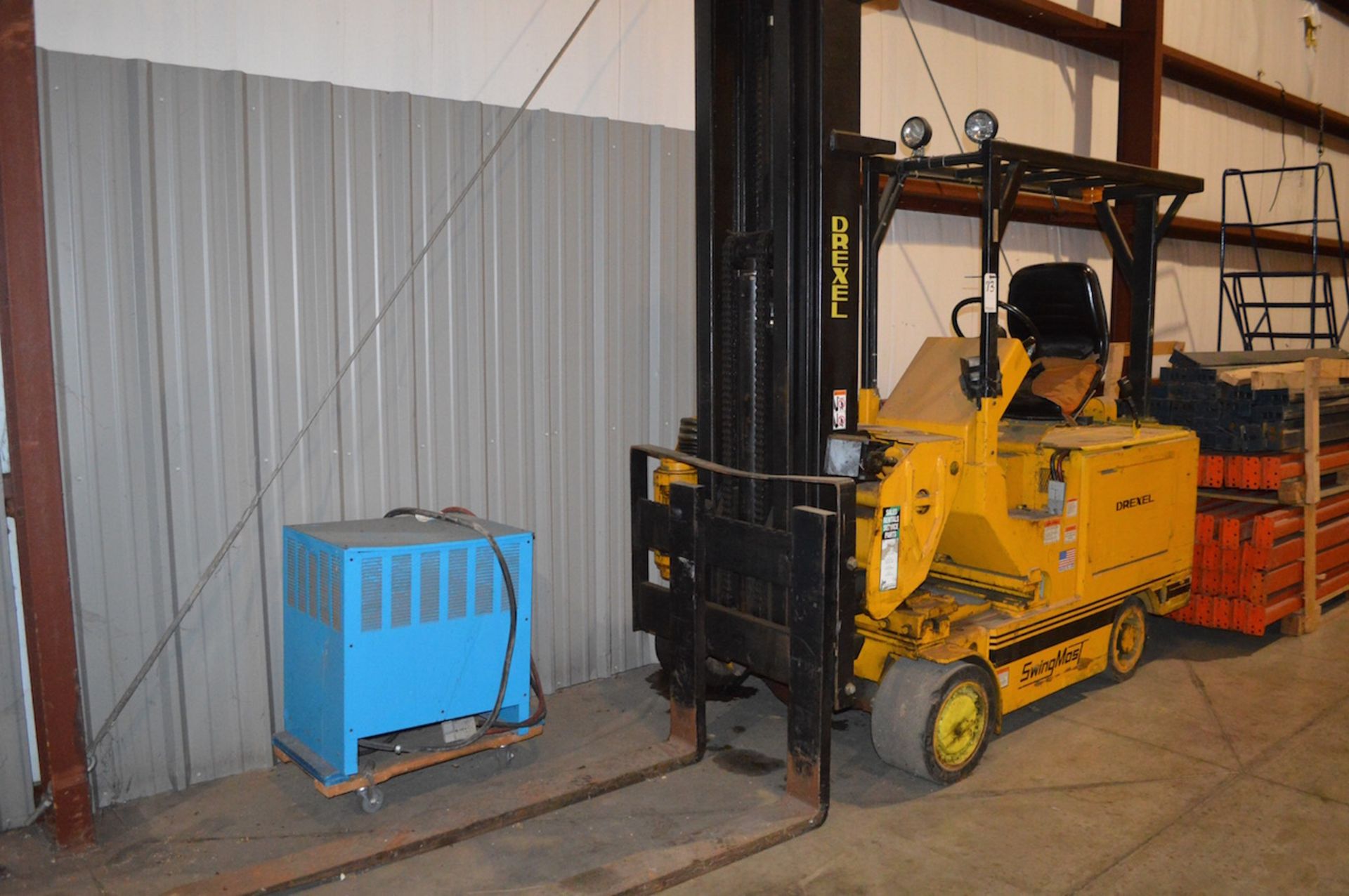 DREXEL 2700 LB. CAP. MODEL SL66 SWING MAST ELECTRIC FORK LIFT TRUCK: S/N 935697-241; 3-Stage Mast; - Image 2 of 5