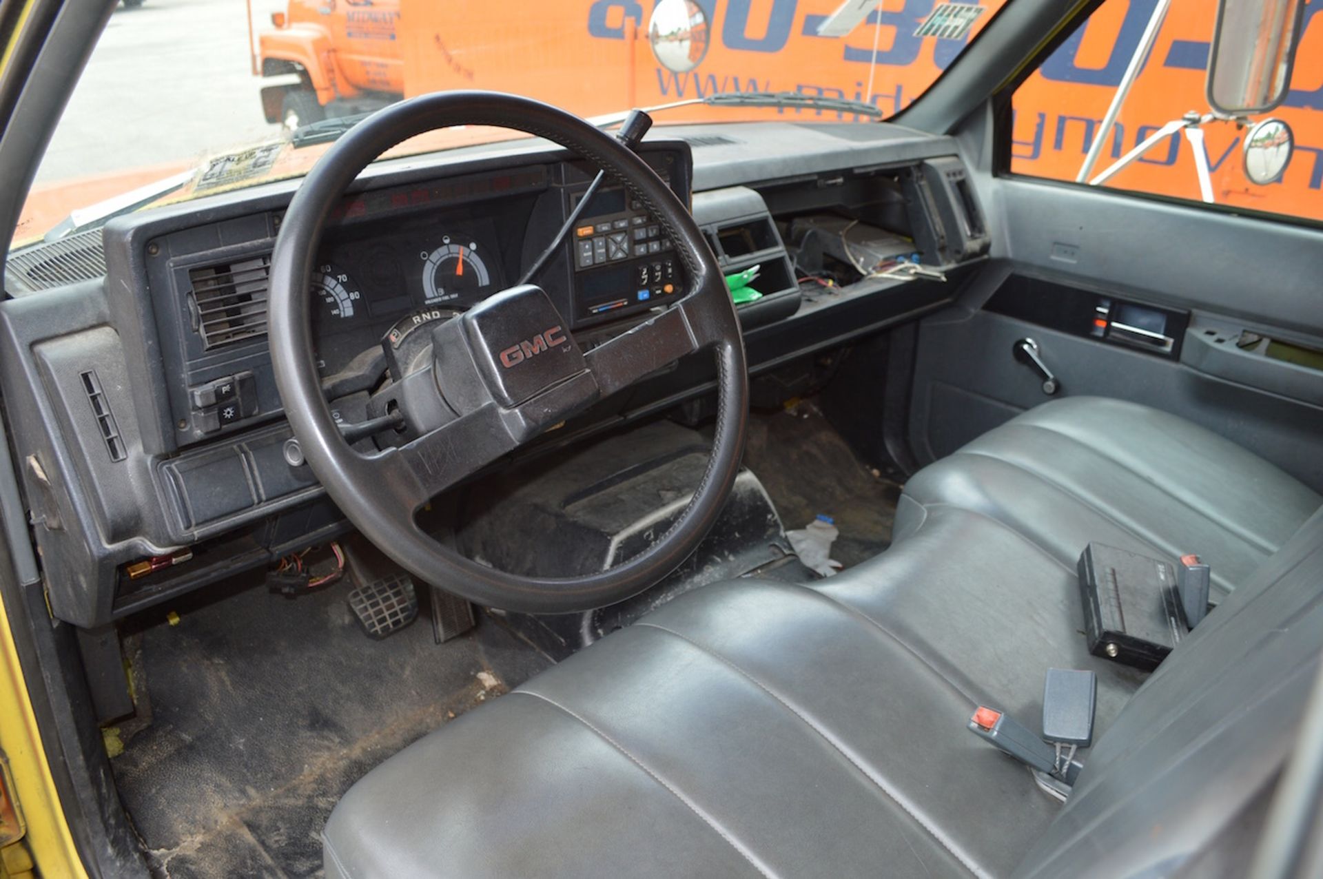 1993 GMC TOP KICK SINGLE AXLE GAS MOVING VAN: VIN NO. 1GDJ6H1P5PJ507814; 239,964 Miles; Automatic - Image 4 of 6