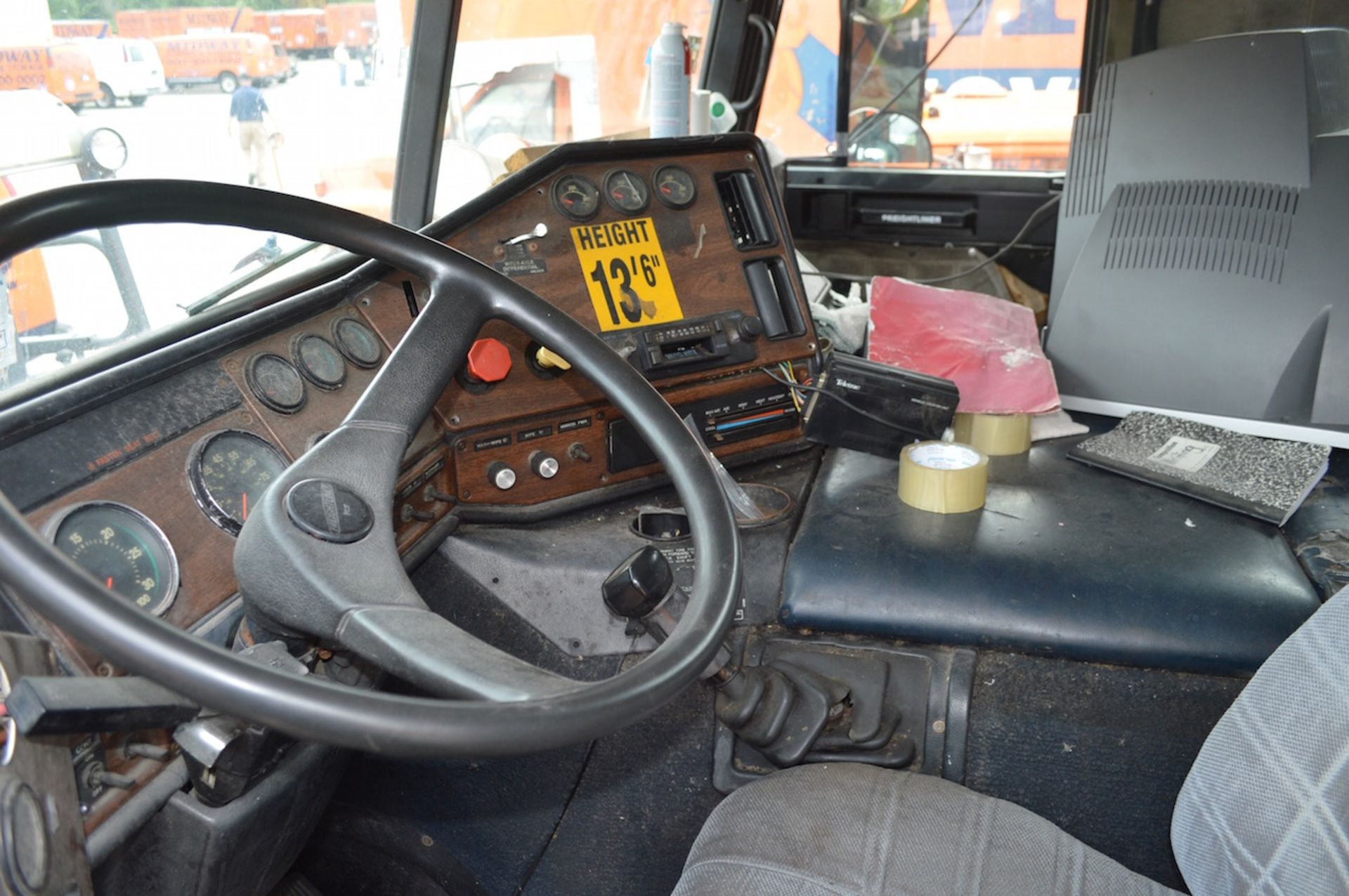 1990 FREIGHTLINER TANDEM AXLE TWIN SCREW DIESEL CAB OVER TRACTOR: VIN NO. 1FUYAZYB6MP504956; Detroit - Image 6 of 6